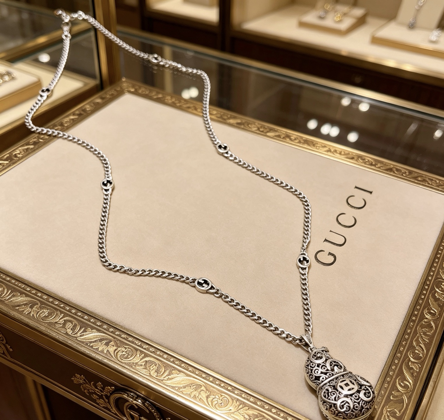 NO:767914,The latest model of Gucci necklace, which is suitable for both men and women, is of a higher quality. The same model as used by celebrities, the color-preserving Anger Forest series double-g silver necklace. The length of the chain is 60 cm and the length can be changed. The details are gold-plated. The glossy version is not available in the market. This model has been on the market. It is a best-selling model in Gucci. It is very suitable for fashionable clothes, high-quality jewelry, Gucci, and necklaces.19860909批不爆不上男女同款古驰项链最新款链条档次更高明星同款保色Anger Forest系列双g银项链 链长60厘米可改长度 细节对版做金处理 非市面亮面版型 这款一直在出 古驰里面热卖款 非常好搭配潮流衣服,饰品精品,gucci,necklace,Jewelry