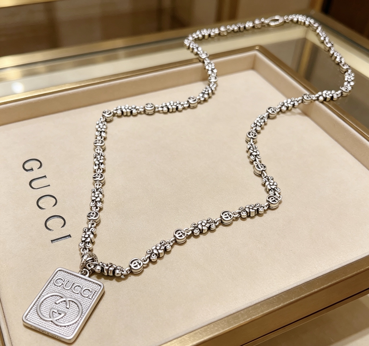 NO:767384,Batch, do not explode, do not post, Douyin is the first choice for Internet celebrities to bring goods. The latest chain of Gucci necklace is of higher quality. The same style as Anger Forest series double G Gucci pattern art style retro necklace for celebrities. It makes high-end clothes more elegant. It has more brand and personality when going out. The details are distressed. Non-market glossy version. This one has been released. The best-selling model in Gucci. Very easy to match, fine jewelry, gucci, necklace.19860909批 不爆不发 抖音带货网红首选 古驰项链最新款链条档次更高明星同款Anger Forest系列双g古驰花纹艺术风格复古项链 让高档的衣服搭配更有气质 出去更有牌面和个性 细节对版做旧处理 非市面亮面版型 这款一直在出 古驰里面热卖款 非常好搭配,饰品精品,gucci,necklace,Jewelry