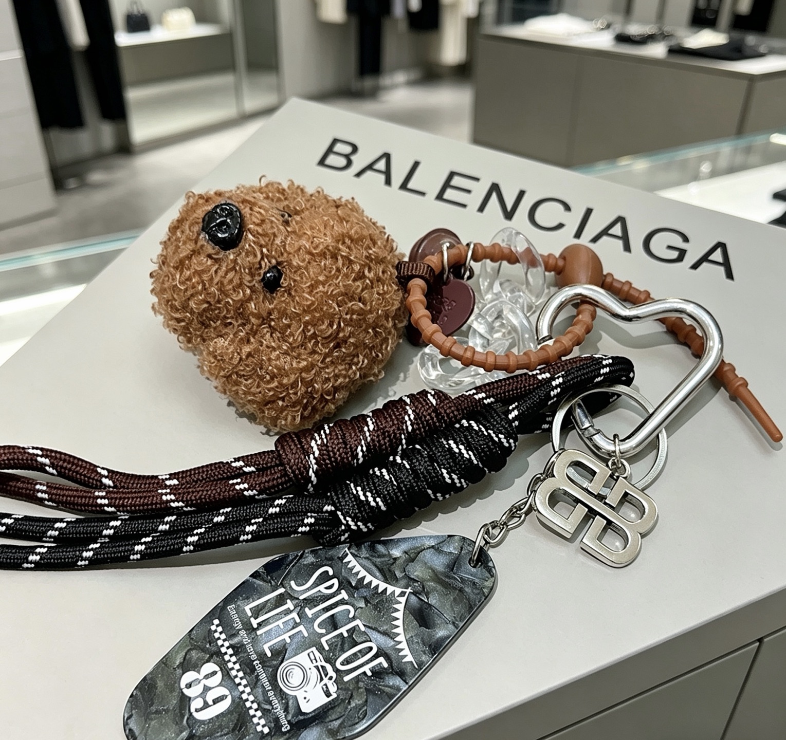 NO:767412,The first batch of new products released Balenciaga bag charm keychain Balenciaga keychain The latest bag charms are of a higher grade and are the same style as celebrities Classic co-branded design concept keychain series The details are distressed and not available in the market Glossy version This one has been on the market. The best-selling model in Balenciaga. Very good match with trendy backpacks, jewelry boutiques, balenciaga, backpacks, keychain19860909批新品发布 巴黎世家包包挂饰钥匙扣 巴黎世家钥匙扣 最新款包包挂饰档次更高明星同款 经典款联名设计理念钥匙扣系列 细节对版做旧处理 非市面亮面版型 这款一直在出 巴黎世家里面热卖款 非常好搭配潮流背包,饰品精品,balenciaga,backpacks,keychain,Jewelry