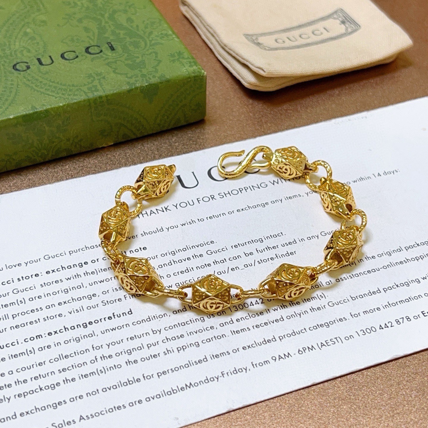 NO:767438,Batch. 2026 The latest luxury version of the bracelet. Pay attention to the details and the sparkling sand effect on the chain. Exclusive high quality Gucci bracelet. The latest classic style. Exquisite regardless of style and texture. It is absolutely top-notch. You can understand it at a glance. Super nice. The best choice to match clothes. A must-have artifact for men and women. The size is 17 to 24 centimeters. Boutique jewelry, gucci, gucci, bracelet.19860909批. 2026最新出炉土豪版手链 认准细节链身闪沙效果 独家高品质 Gucci古驰手链最新款的经典款 精致无论款式 质感 都是绝对的顶尖feel 只要看一眼就懂了超 nice 搭配衣服最佳的选择,男女同款必备神器 码数17到24公分,饰品精品,gucci,gucci,bracelet,Jewelry