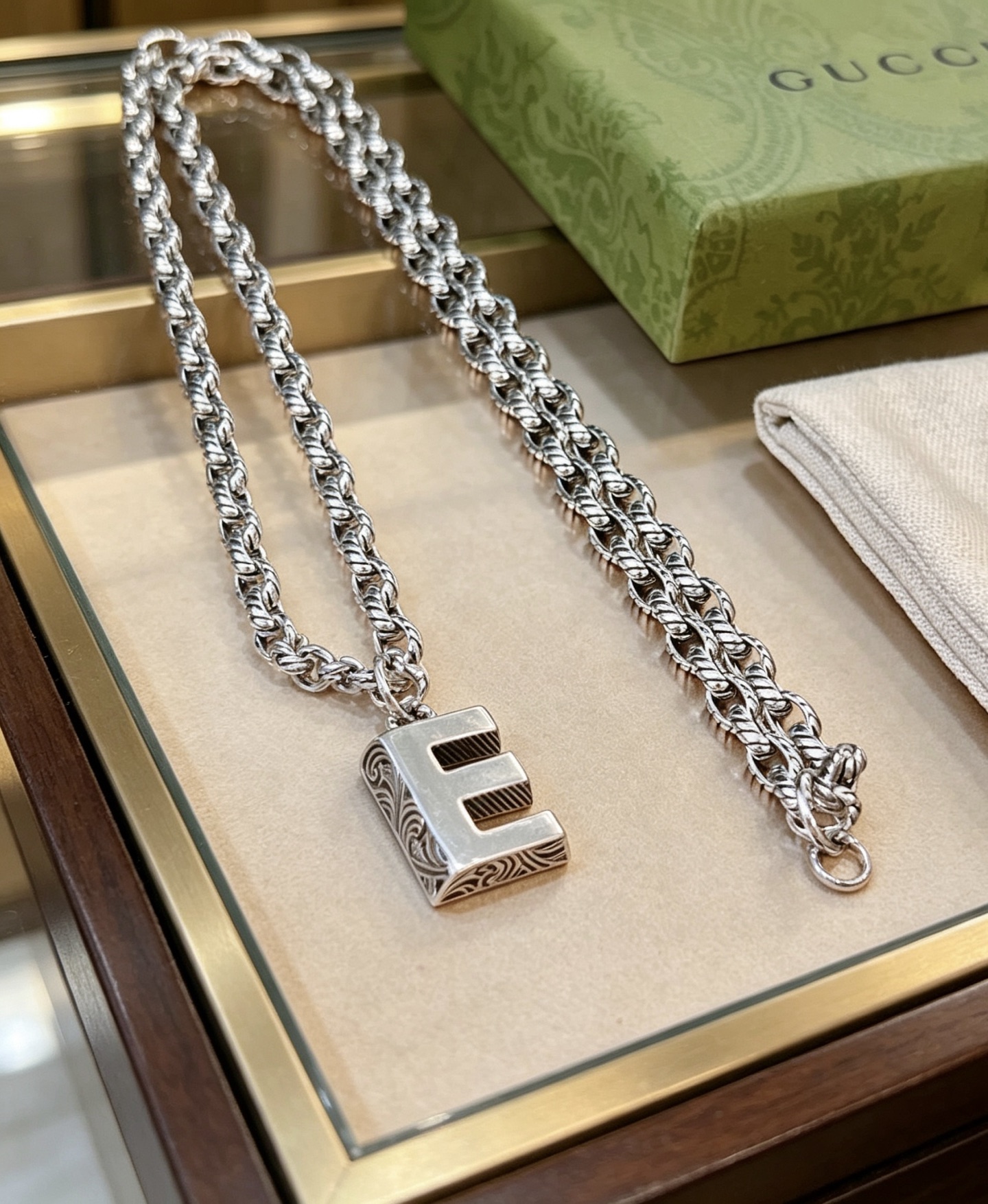 NO:767391,Batch, don’t explode, don’t post, the first choice for Douyin to bring goods to internet celebrities. The latest chain of Gucci necklace is of higher quality. The same style as Anger Forest series double G letter retro necklace for celebrities. It makes high-end clothes more elegant. It has more brand and personality when going out. The details are distressed. The non-market glossy version. This one has been released. It is a best-selling model in Gucci. It is very easy to match, fine jewelry, gucci, necklace.19860909批  不爆不发 抖音带货网红首选 古驰项链最新款链条档次更高明星同款Anger Forest系列双g字母复古项链 让高档的衣服搭配更有气质 出去更有牌面和个性 细节对版做旧处理 非市面亮面版型 这款一直在出 古驰里面热卖款 非常好搭配,饰品精品,gucci,necklace,Jewelry