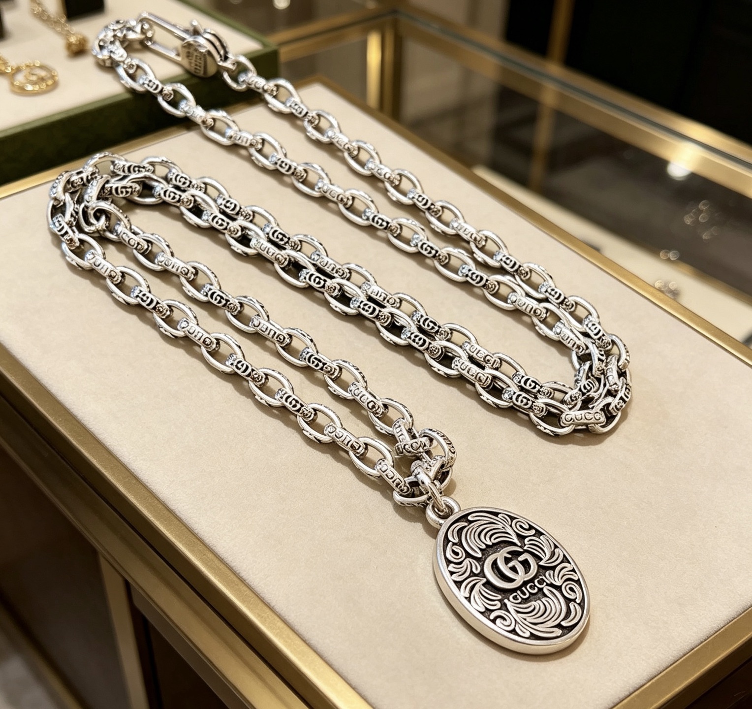 NO:767414,Batch. If it doesn’t explode, it will be updated simultaneously on Gucci’s official website. It is the first choice for internet celebrities to carry goods on Douyin. The latest chain of Gucci necklace has a higher grade. The same style as the Anger Forest series double g Gucci necklace for celebrities. Customized necklace. The details are distressed. The shiny version is not available in the market. This model has been released. The best-selling model in Gucci. Very easy to match, fine jewelry, gucci, necklace.19860909批. 不爆不发 古驰官网新款同步更新 抖音带货网红首选 古驰项链最新款链条档次更高明星同款Anger Forest系列双g古驰项链定制项链 细节对版做旧处理 非市面亮面版型 这款一直在出 古驰里面热卖款 非常好搭配,饰品精品,gucci,necklace,Jewelry