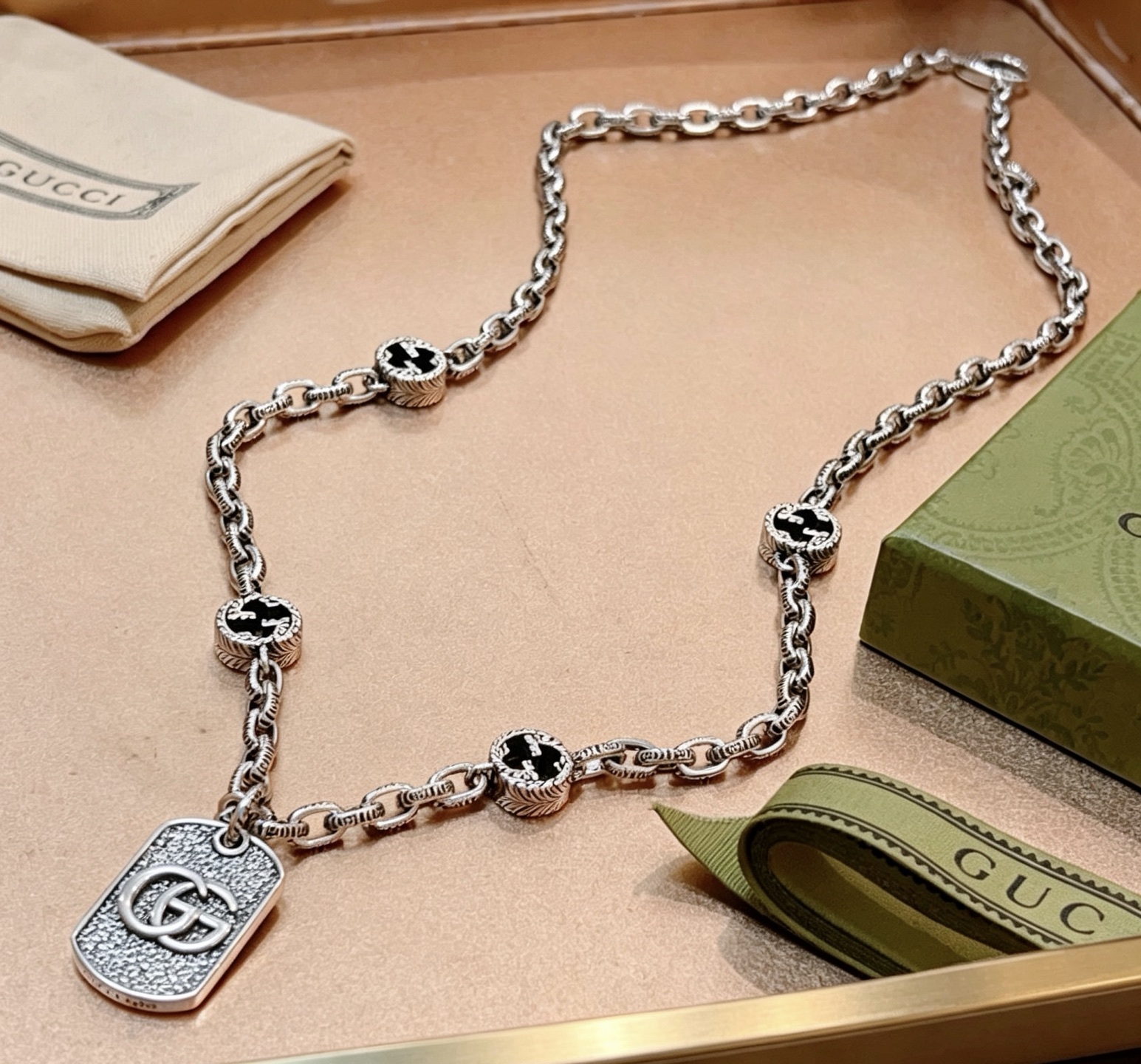 NO:767422,The latest Gucci necklace has a higher grade. The same model as the star Anger Forest series double G classic necklace series retro silver necklace. The length of the chain is 60 cm and the length can be changed. The details are distressed. The shiny version is not available in the market. This one has been on the market. It is a best-selling model in Gucci. It is very good to match with trendy clothes, fine jewelry, gucci, and necklace.19860909批古驰项链最新款链条档次更高明星同款Anger Forest系列双G经典款项链系列复古银项链 链长60厘米可改长度 细节对版做旧处理 非市面亮面版型 这款一直在出 古驰里面热卖款 非常好搭配潮流衣服,饰品精品,gucci,necklace,Jewelry