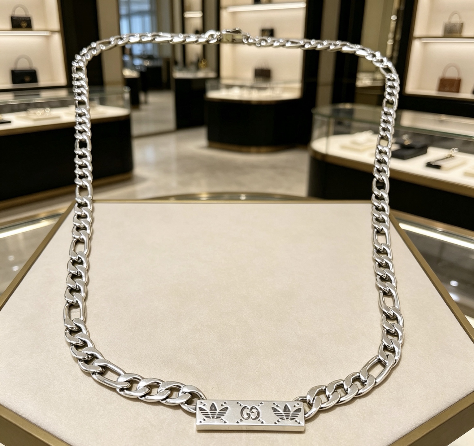NO:767430,Batch Gucci necklace's latest clover series chain is of higher quality. The same style as the Anger Forest series double G Gucci necklace for celebrities. The details are distressed and the version is not available in the market. This is a glossy version. This one has been on the market. It is a best-selling model in Gucci. It goes well with trendy clothes, fine jewelry, gucci, and necklace.19860909批 古驰项链最新款三叶草系列链条档次更高明星同款Anger Forest系列双G古驰项链 细节对版做旧处理 非市面亮面版型 这款一直在出 古驰里面热卖款 非常好搭配潮流衣服,饰品精品,gucci,necklace,Jewelry