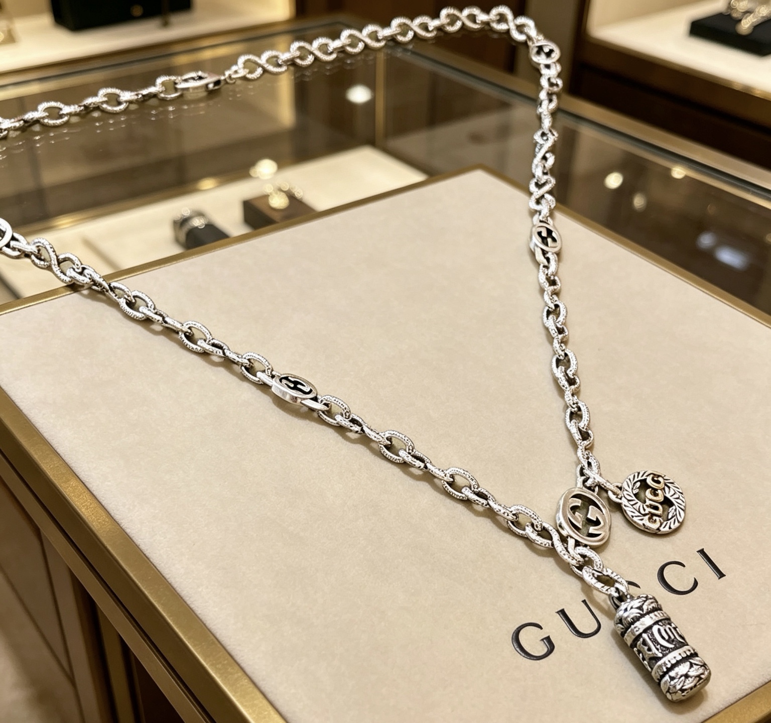 NO:767448,Batch Gucci necklace’s latest chain has a higher grade. The same style as the star’s Anger Forest series Double G Gucci necklace. The chain length is 60 cm and can be changed in length. Gucci’s retro European and American trendy new G classic series. The details are distressed. Non-market shiny version. This one has been on the market. It is a best-selling model in Gucci. It is very good to match with trendy clothes, fine jewelry, gucci, necklace.19860909批 古驰项链最新款链条档次更高明星同款Anger Forest系列双G古驰项链 链长60厘米可改长度 古驰复古欧美潮流新款G经典系列 细节对版做旧处理 非市面亮面版型 这款一直在出 古驰里面热卖款 非常好搭配潮流衣服,饰品精品,gucci,necklace,Jewelry