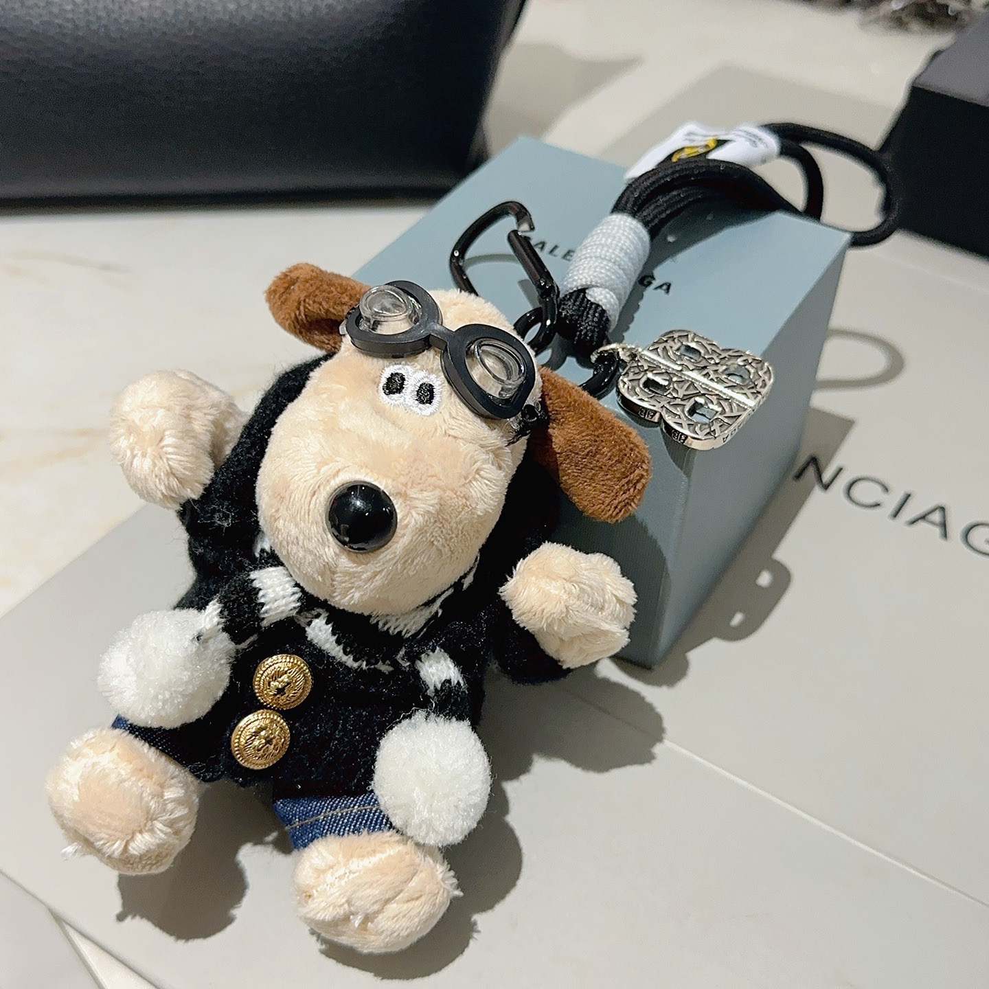 NO:767468,The first batch of new products released Balenciaga bag charm keychain Balenciaga keychain The latest bag charms are of a higher grade and are the same style as celebrities Classic co-branded design concept keychain series The details are distressed and not available in the market Glossy version This one has been on the market. The best-selling model in Balenciaga. Very good match with trendy backpacks, jewelry boutiques, balenciaga, backpacks, keychain19860909批新品发布 巴黎世家包包挂饰钥匙扣 巴黎世家钥匙扣 最新款包包挂饰档次更高明星同款 经典款联名设计理念钥匙扣系列 细节对版做旧处理 非市面亮面版型 这款一直在出 巴黎世家里面热卖款 非常好搭配潮流背包,饰品精品,balenciaga,backpacks,keychain,Jewelry