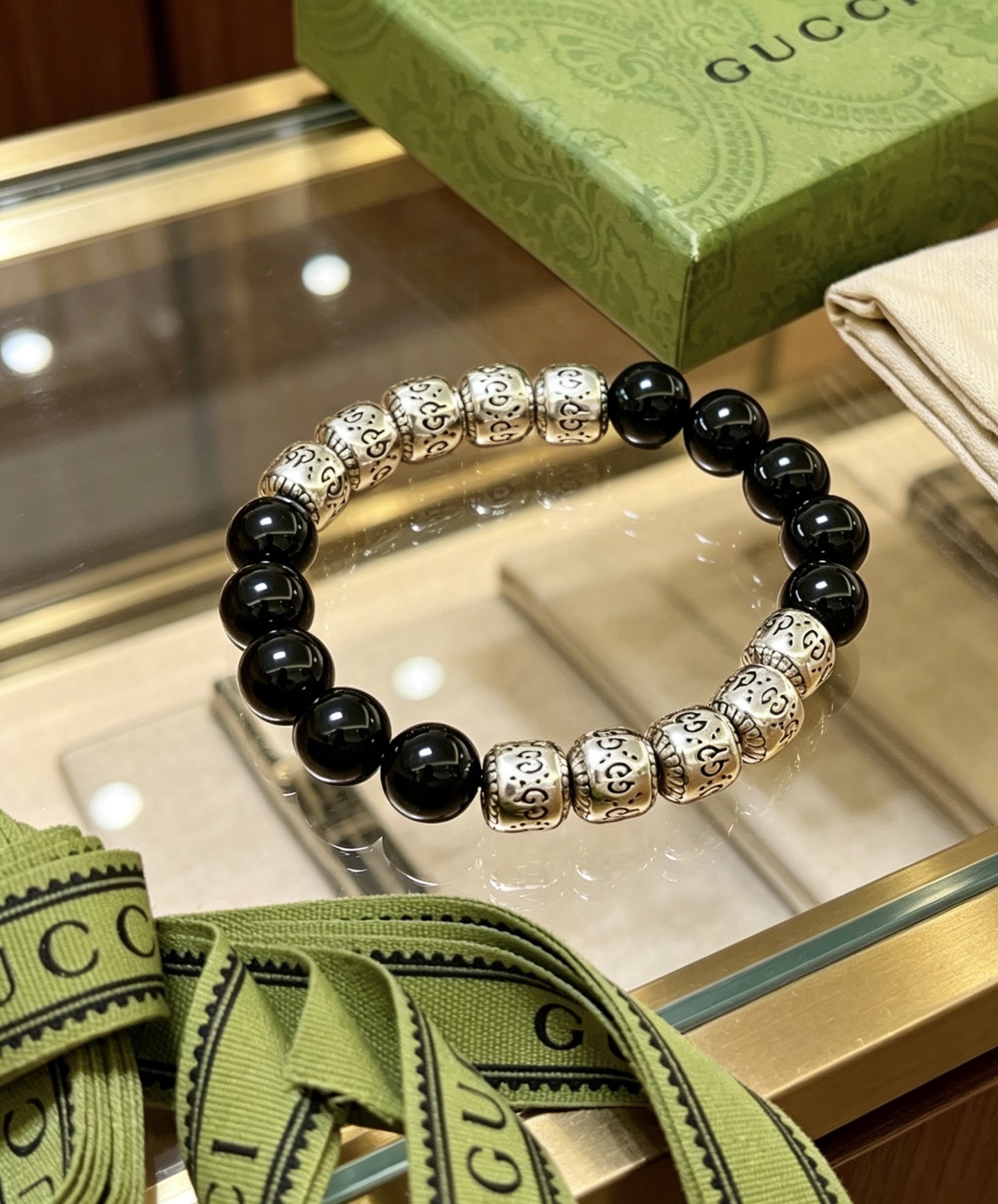 NO:767506,Batch Gucci bracelets for men and women. The latest natural black agate bracelet is of higher quality. The same style as the Anger Forest series double g black agate crystal bracelet for celebrities. Size: 16-24 cm. The details are distressed. The shiny version is not available in the market. It is not commonly made in the market. This model has been released. The best-selling model in Gucci. Very good to match clothes, high-quality jewelry, gucci, bracelet.19860909批 古驰手链男女同款 最新款天然黑玛瑙手链档次更高明星同款Anger Forest系列双g黑玛瑙水晶手链 尺寸:16-24厘米 细节对版做旧处理 非市面亮面版型 非市面普通做这款一直在出 古驰里面热卖款 非常好搭配衣服,饰品精品,gucci,bracelet,Jewelry