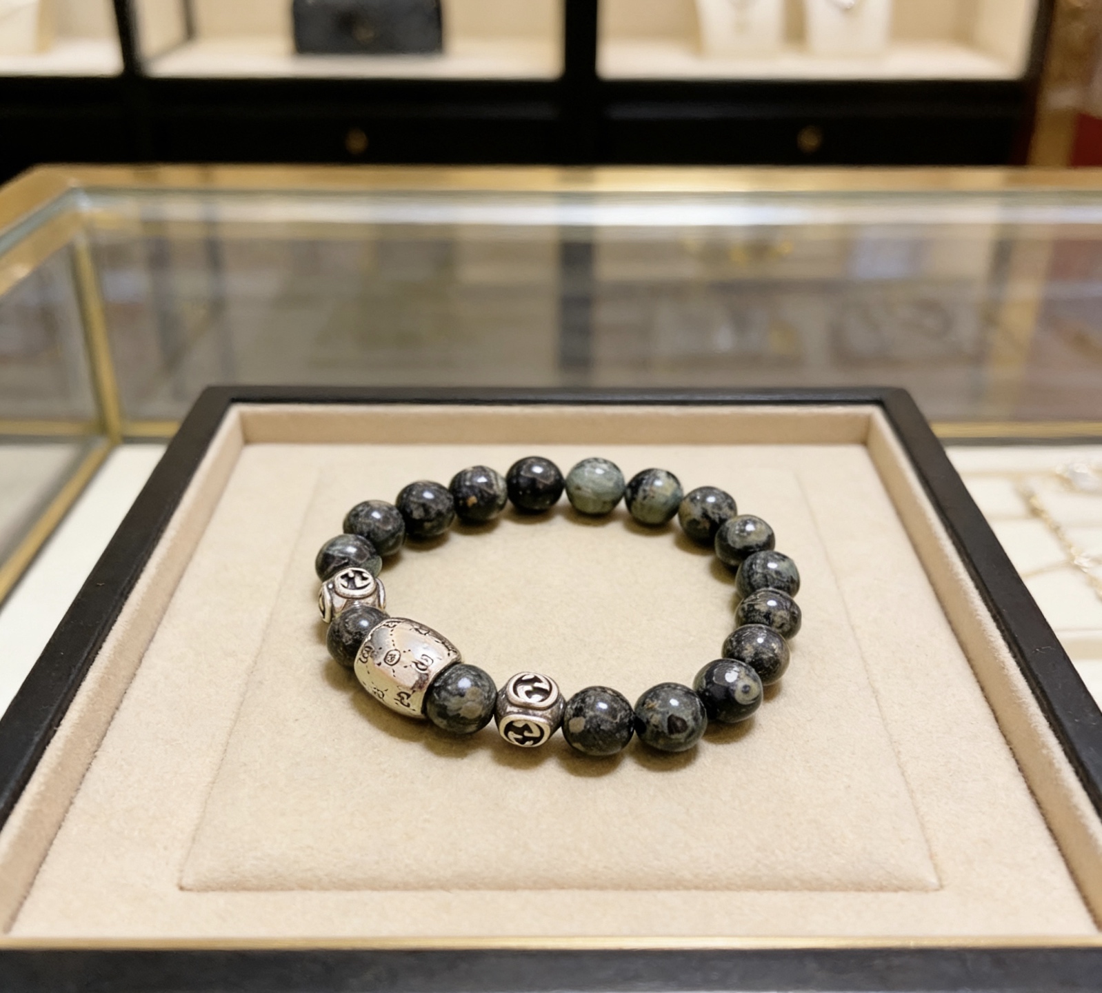 NO:767534,Batch Gucci bracelets for men and women. The latest natural medicine king bracelet is of a higher grade. The same style as the star Anger Forest series double g stone crystal bracelet. Size: 16-24 cm. The details are distressed. The shiny version is not available in the market. It is not commonly made in the market. This model has been released. The best-selling model in Gucci. It is very good to match clothes, high-quality jewelry, gucci, and bracelets.19860909批 古驰手链男女同款 最新款天然药王手链档次更高明星同款Anger Forest系列双g石水晶手链 尺寸:16-24厘米 细节对版做旧处理 非市面亮面版型 非市面普通做这款一直在出 古驰里面热卖款 非常好搭配衣服,饰品精品,gucci,bracelet,Jewelry