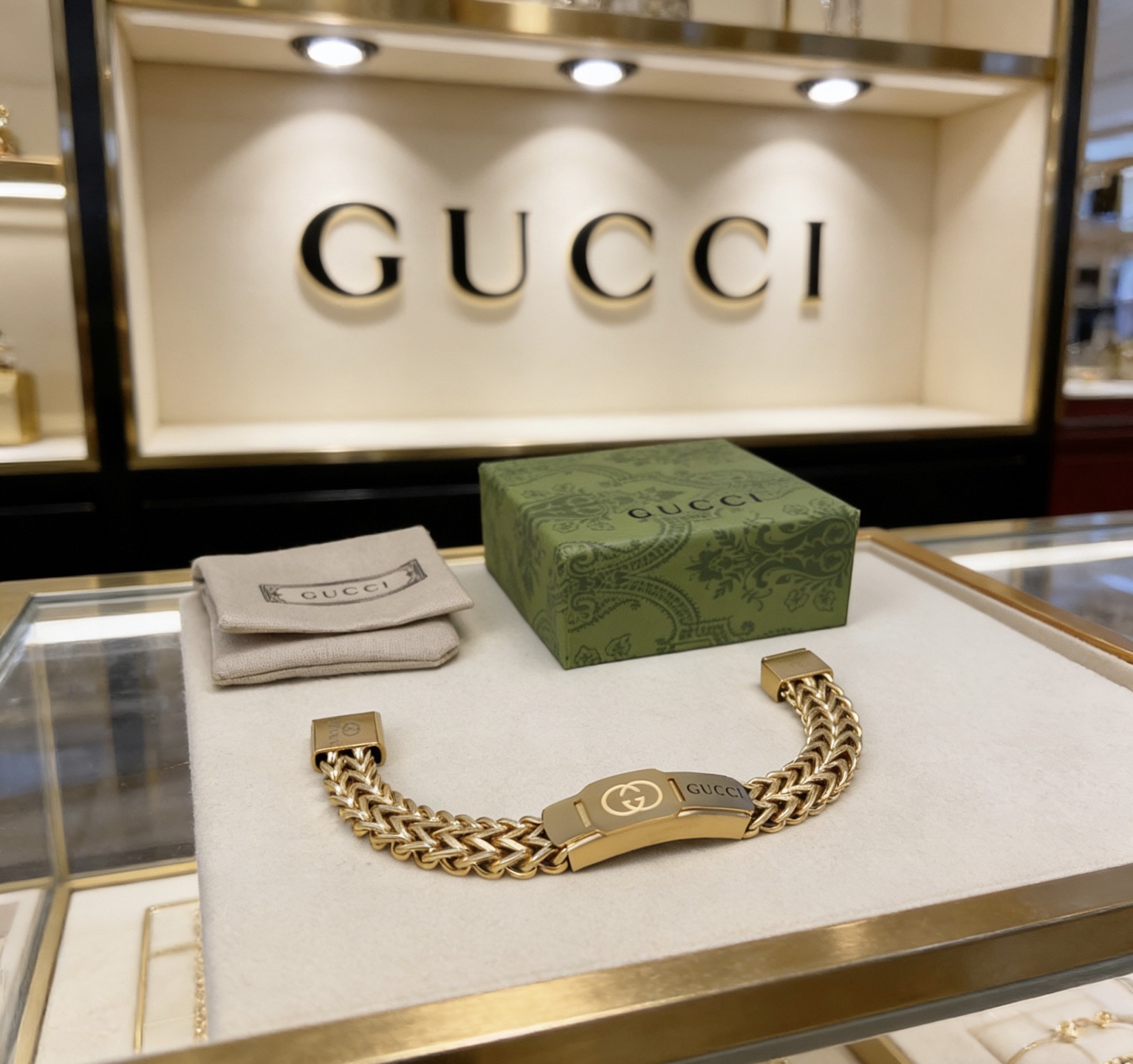 NO:767447,Batch. The latest Gucci bracelet is the latest classic model. It is exquisite regardless of style and texture. It has an absolutely top feeling. You can understand it at a glance. It is super nice. It is the best choice for matching clothes. It is a must-have artifact for handsome men. It is a boutique jewelry, gucci, gucci, bracelet.19860909批. 最新出炉 Gucci古驰手链最新款的经典款 精致无论款式 质感 都是绝对的顶尖feel 只要看一眼就懂了超 nice 搭配衣服最佳的选择,帅哥必备神器,饰品精品,gucci,gucci,bracelet,Jewelry
