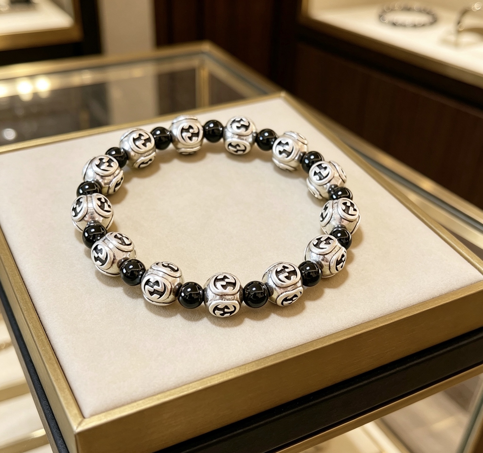 NO:767467,Batch Gucci bracelets for men and women. The latest natural black agate bracelet is of higher quality. The same style as the Anger Forest series double g black agate crystal bracelet for celebrities. Size: 16-24 cm. The details are distressed. The shiny version is not available in the market. It is not commonly made in the market. This model has been released. The best-selling model in Gucci. Very good to match clothes, high-quality jewelry, gucci, bracelet.19860909批 古驰手链男女同款 最新款天然黑玛瑙手链档次更高明星同款Anger Forest系列双g黑玛瑙水晶手链 尺寸:16-24厘米 细节对版做旧处理 非市面亮面版型 非市面普通做这款一直在出 古驰里面热卖款 非常好搭配衣服,饰品精品,gucci,bracelet,Jewelry