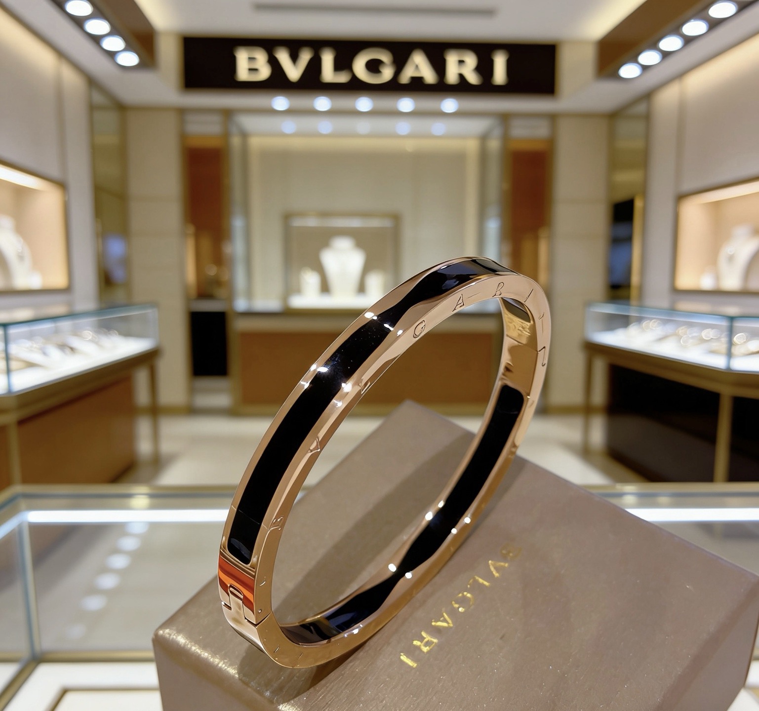 NO:767513,Batch. Bvlgari bracelet Serpenti Viper series snake bone bracelet, made of V gold, perfectly and carefully polished, and perfectly fits the metal edge!  Full of temptation and charming sensibility, dazzling luxury, showing unparalleled beauty and power, giving you a new look, interpreting the inherent multi-faceted characteristics of the snake, spreading and bending, showing its elegant and seductive beauty!  ,boutique jewelry,bvlgari,bracelet19860909批.宝格丽手镯Serpenti Viper系列间蛇骨手镯,V金材质 完美精心打磨,与金属边完美契合！充满诱惑和迷人的感性,璀璨奢华,呈现出中无与伦比的美感与力量,给你一个全新的面貌,诠释灵蛇固有的多面特质,蔓延弯曲,尽显其高雅而极具诱惑的美丽！,饰品精品,bvlgari,bracelet,Jewelry