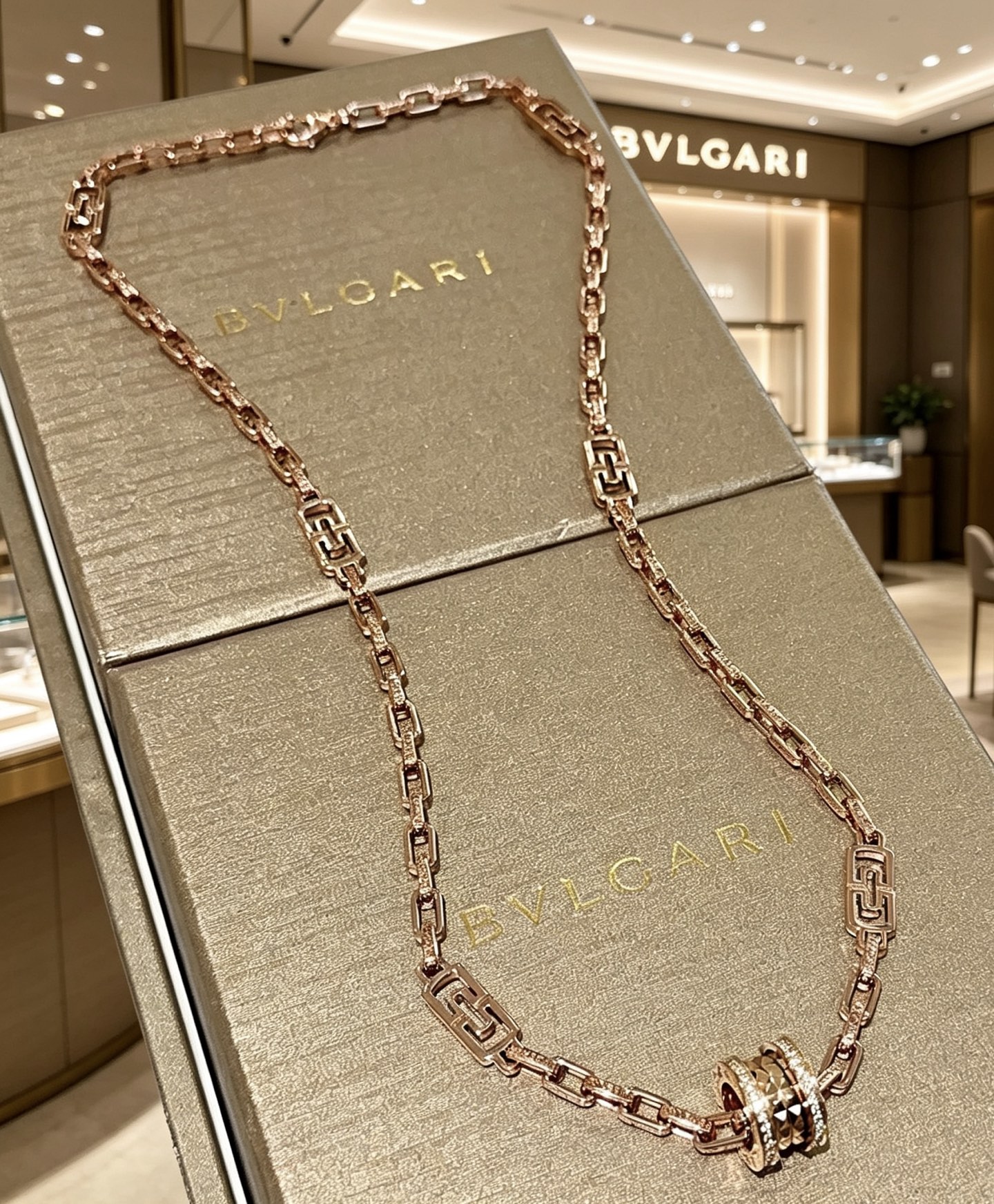 NO:767459,Batch. Bvlgari necklace made of V gold. BVLGARI DIVAS’ DREAM series. Perfect appearance, incomparable details. The unique color is completely impeccable. It is decorated with a classic ring shape design. It is simple yet elegant and eye-catching. The combination of 18K gold is more elegant. The upper body is elegant and attractive. The same style for men and women. Bvlgari necklace. Hot product recommendation. Total length 60 cm, boutique jewelry, bottega  veneta,bvlgari,bvlgari,necklace19860909批.宝格丽项链V金材质 .BVLGARI宝格丽 DIVAS‘ DREAM 系列 品相完美,细节无敌,那种独特的色泽完全无可挑剔,再缀以经典指环外形设计,简约之余却又优雅夺目,18K金的组合更显气色,上身雅致动人.男女同款 宝格丽项链 爆品推荐 总长60厘米,饰品精品,bottega veneta,bvlgari,bvlgari,necklace,Jewelry