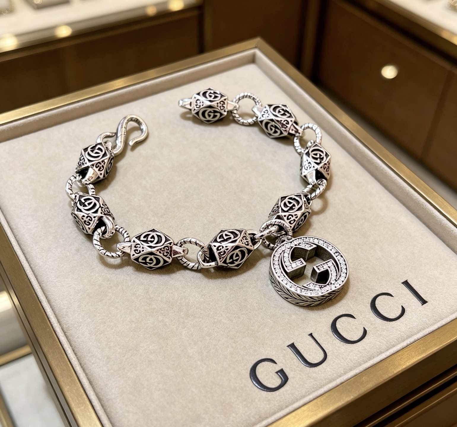 NO:767542,Batch. 2026 The latest luxury version of the bracelet. Pay attention to the details and the sparkling sand effect on the chain. Exclusive high quality Gucci bracelet. The latest classic style. Exquisite regardless of style and texture. It is absolutely top-notch. You can understand it at a glance. Super nice. The best choice to match clothes. A must-have artifact for men and women. The size is 17 to 24 centimeters. Boutique jewelry, gucci, gucci, bracelet.19860909批. 2026最新出炉土豪版手链 认准细节链身闪沙效果 独家高品质 Gucci古驰手链最新款的经典款 精致无论款式 质感 都是绝对的顶尖feel 只要看一眼就懂了超 nice 搭配衣服最佳的选择,男女同款必备神器 码数17到24公分,饰品精品,gucci,gucci,bracelet,Jewelry
