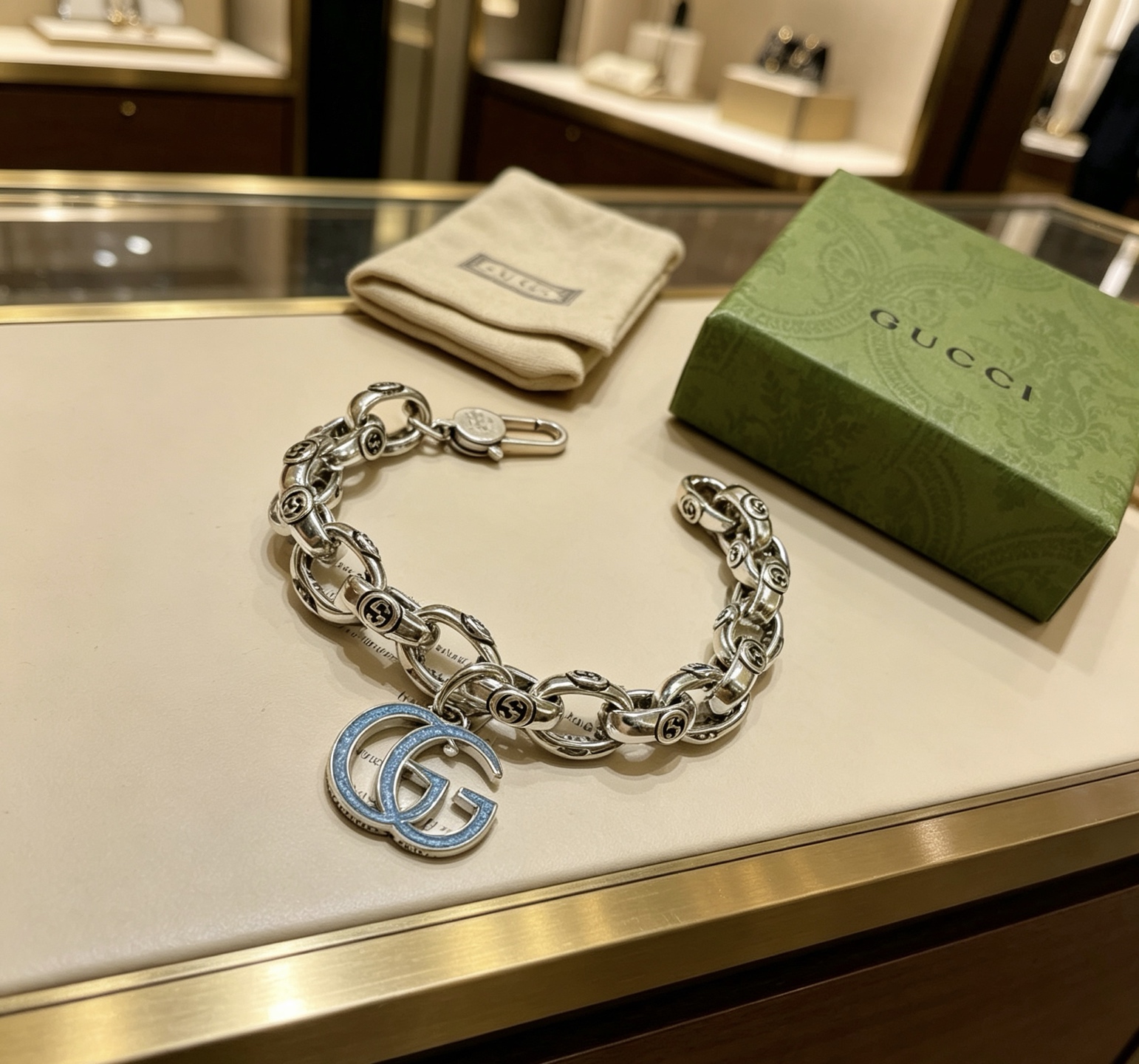 NO:767569,Batch. 2026 The latest luxury version of the bracelet. Pay attention to the details and the sparkling sand effect on the chain. Exclusive high quality Gucci bracelet. The latest classic style. Exquisite regardless of style and texture. It is absolutely top-notch. You can understand it at a glance. Super nice. The best choice to match clothes. A must-have artifact for men and women. The size is 17 to 24 centimeters. Boutique jewelry, gucci, gucci, bracelet.19860909批. 2026最新出炉土豪版手链 认准细节链身闪沙效果 独家高品质 Gucci古驰手链最新款的经典款 精致无论款式 质感 都是绝对的顶尖feel 只要看一眼就懂了超 nice 搭配衣服最佳的选择,男女同款必备神器 码数17到24公分,饰品精品,gucci,gucci,bracelet,Jewelry