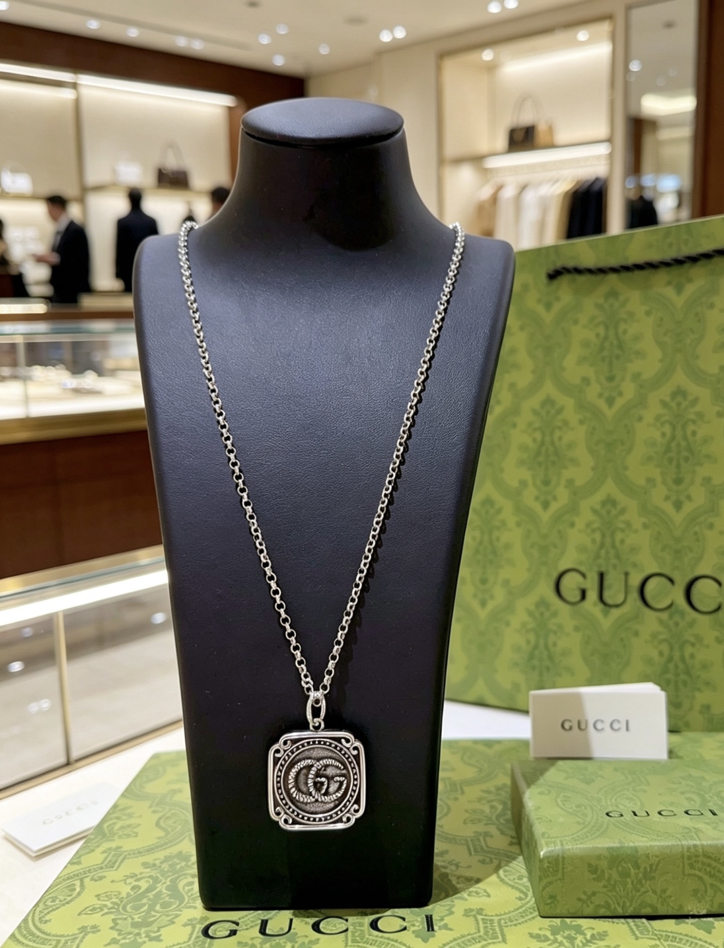 NO:767582,A batch of new products are released. The latest chain of Gucci necklaces is of higher quality. The same style as the star's Anger Forest series. Double G classic model. Co-branded design concept necklace series. Retro silver necklace. The details are distressed. The non-market shiny version. This one has been released. It is the best-selling model in Gucci. It goes well with trendy clothes, fine jewelry, gucci, and necklace.19860909批新品发布 古驰项链最新款链条档次更高明星同款Anger Forest系列双G经典款联名设计理念项链系列复古银项链 细节对版做旧处理 非市面亮面版型 这款一直在出 古驰里面热卖款 非常好搭配潮流衣服,饰品精品,gucci,necklace,Jewelry