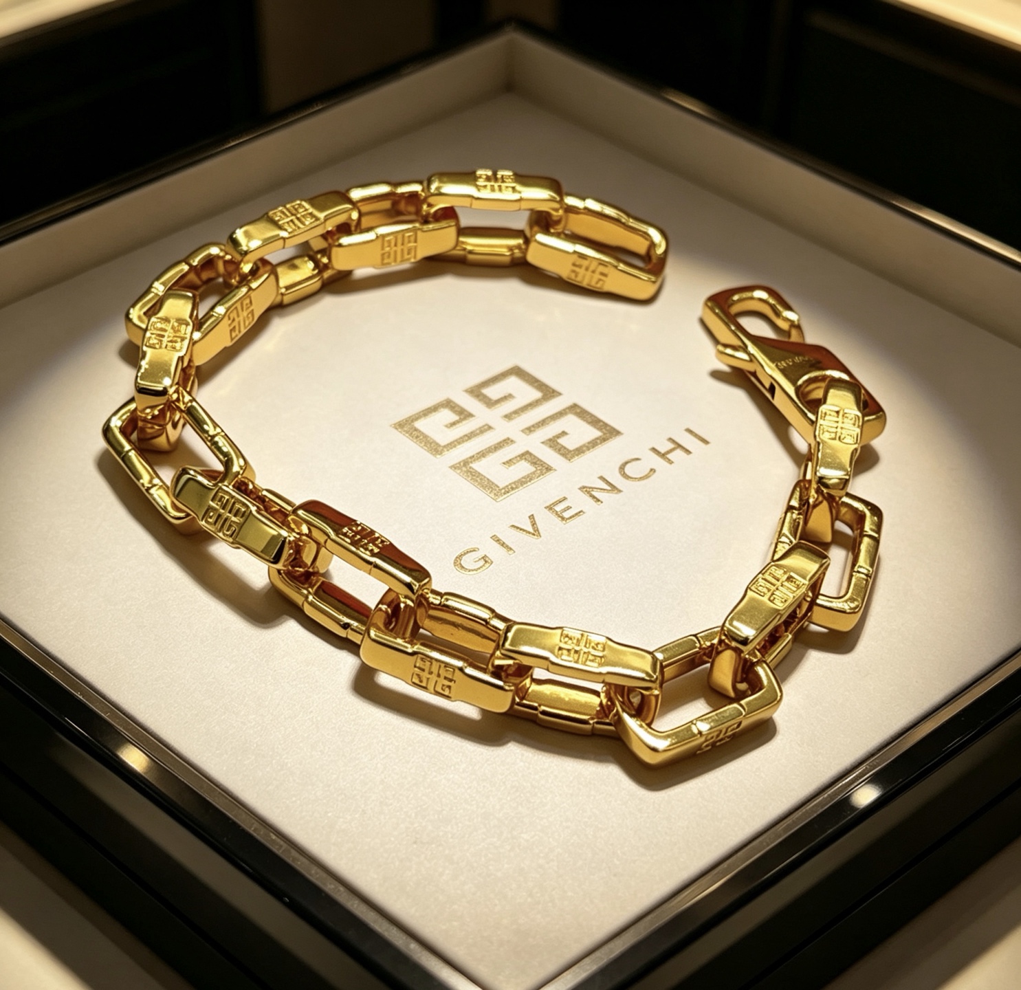 NO:767598,Batch. Original item. Givenchy bracelet. French haute couture Givenchy bracelet. Customized V-gold material. Classic brand logo, heavy gold plating, unparalleled texture. French romance | A touch of light luxury on the wrist, low-key and noble. New product. Classic 4G logo, haute couture tailoring aesthetics, low-key and noble, full of temperament. The same accessories as celebrities and socialites, with a light luxury atmosphere on the wrist. The ceiling bracelet is consistent with the counter. Balenciaga bracelet. Hot model for men shipped.  Unique design, avant-garde, a must-have for men and women!  Size 17.18.20.22.24cm, fine jewelry, balenciaga, givenchy, bracelet, gold plating19860909批. 原单货. 纪梵希手链 法式高定纪梵希手链.V金材质定制 经典品牌徽标,重工镀金,质感绝绝子 法式浪漫｜腕间一抹轻奢,低调又显贵 新品 经典4G标识、高定剪裁美学,低调显贵、气质拉满 明星名媛同款配饰,腕间轻奢氛围感天花板手链专柜一致巴黎世家手链 男士火爆款出货 设计独特 前卫 男女必备！码数17.18.20.22.24cm,饰品精品,balenciaga,givenchy,bracelet,gold plating,Jewelry