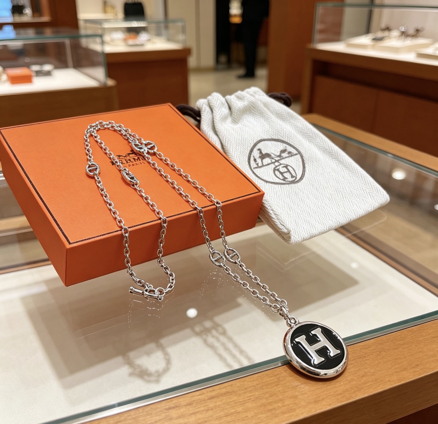 Collier Hermes H Equipe métal argenté et émail noir 45cm