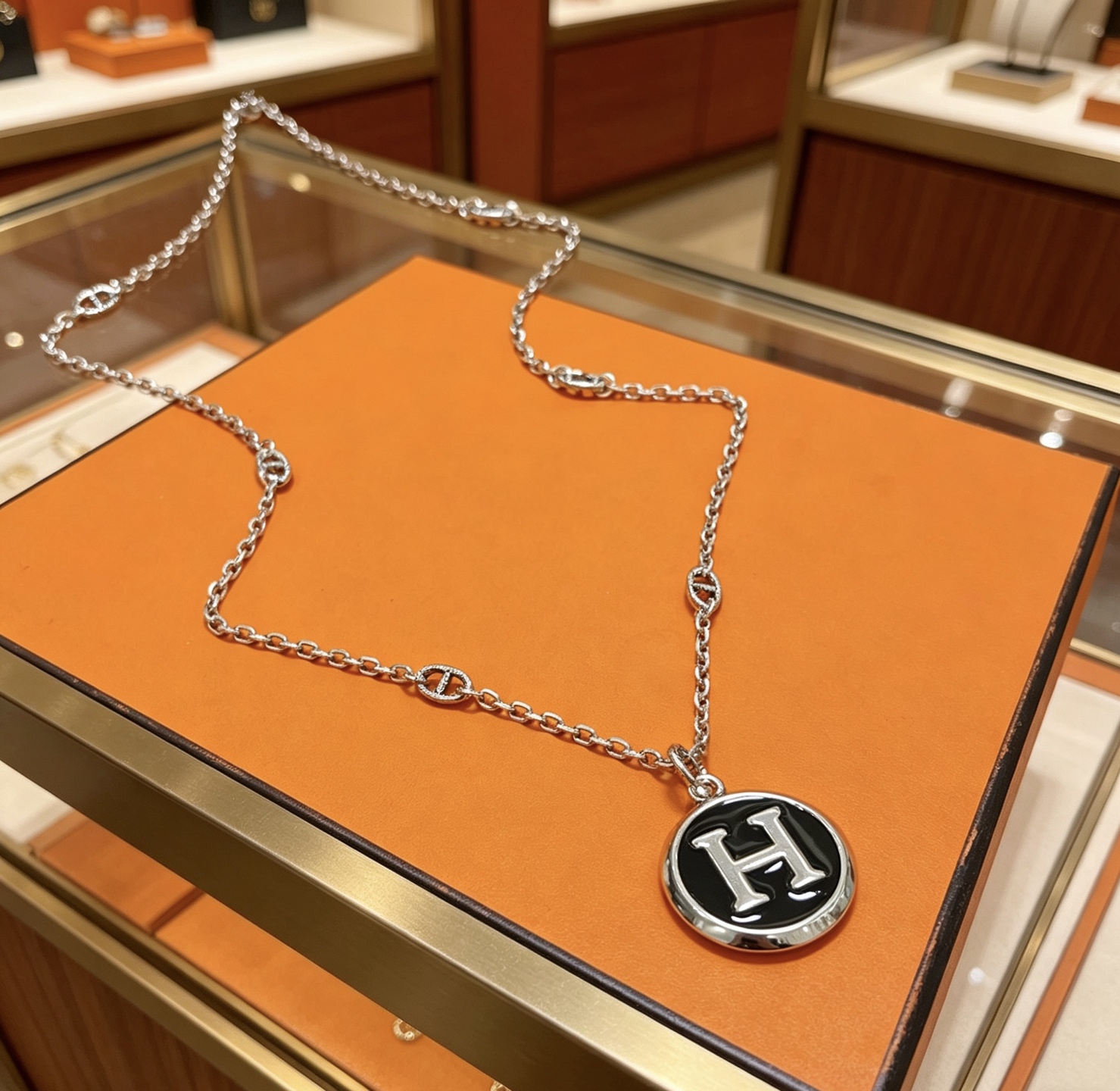 Collier Hermes H Equipe métal argenté et émail noir 45cm