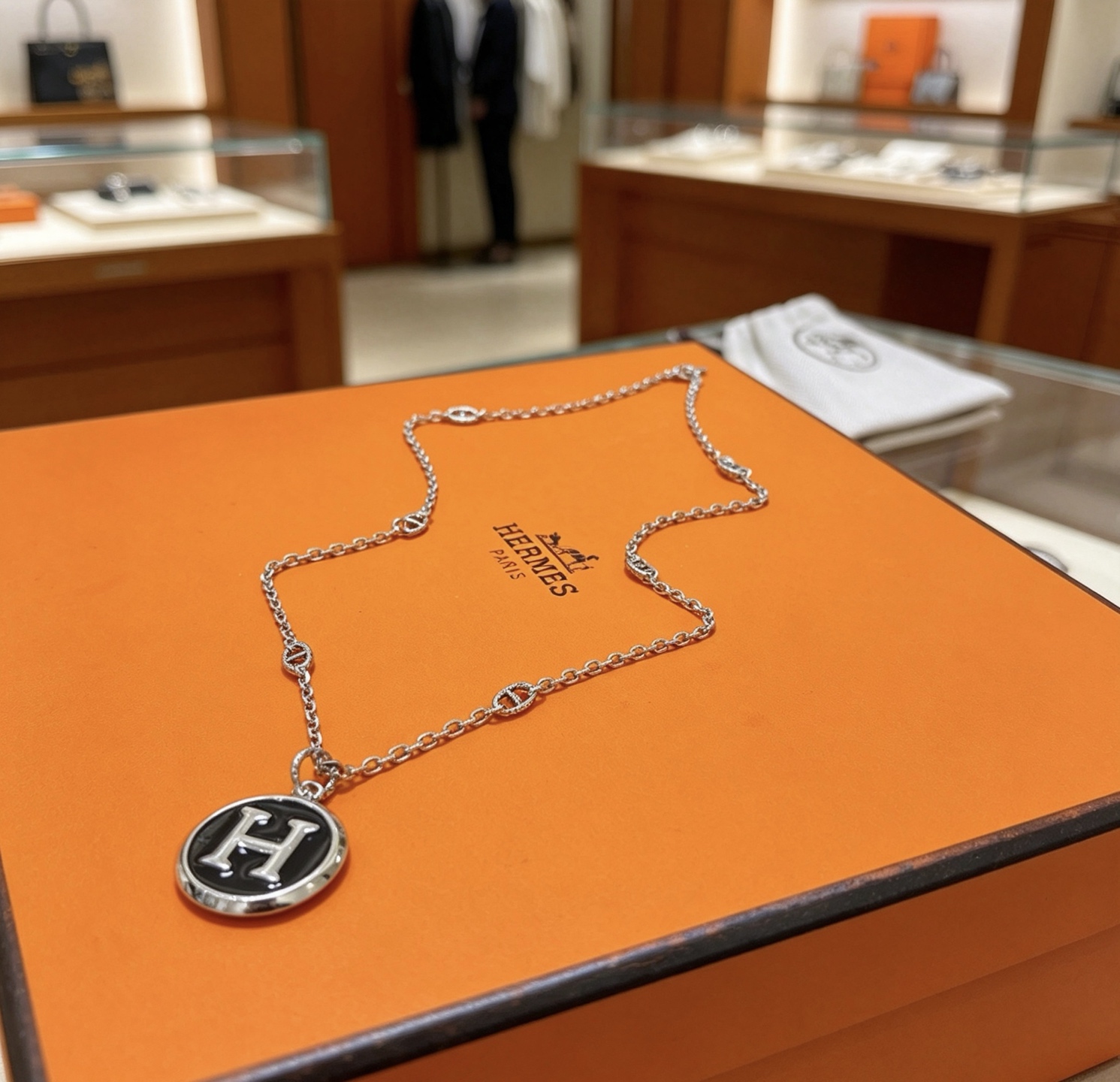 Collier Hermes H Equipe métal argenté et émail noir 45cm