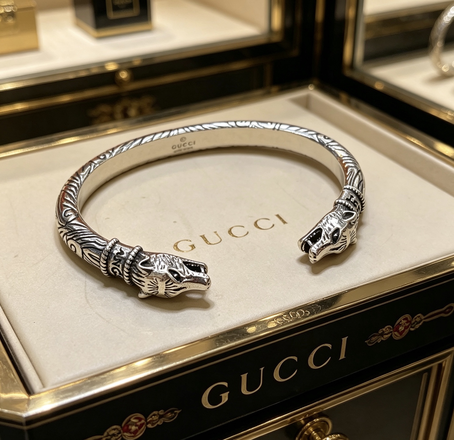 NO:767548,Batch. Gucci bracelets are hand-made latest bracelets with a higher grade. The same style as the Anger Forest series Double G classic series Gucci bracelets. The details are distressed. The shiny version is not available in the market. This one has been on the market. It is a best-selling model in Gucci. It goes well with trendy clothes, high-quality jewelry, Gucci, and bracelets.19860909批.古驰手镯手环纯手工打造最新款手镯档次更高明星同款Anger Forest系列双G经典款系列古驰手环 细节对版做旧处理 非市面亮面版型 这款一直在出 古驰里面热卖款 非常好搭配潮流衣服,饰品精品,gucci,bracelet,Jewelry