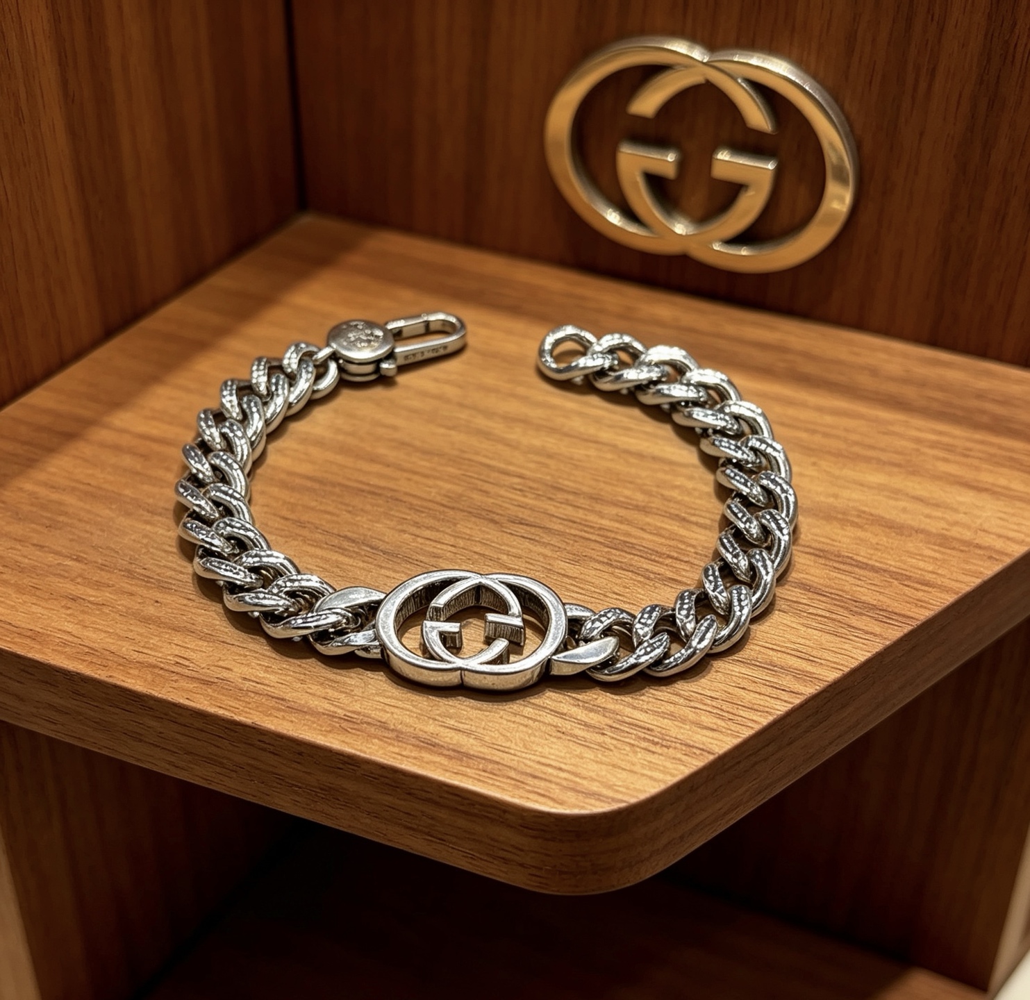 NO:767562,Batch. Gucci recommended models, the latest Gucci bracelet, the latest classic model, exquisite, no matter the style or texture, it is absolutely top-notch. You can understand the original logo at a glance. Super nice, the best choice for matching clothes, a must-have artifact for men and women. Size: 16.17.18.19.20.21.22.23 24 cm. Simple and elegant, low-key and luxurious, fine jewelry, gucci, gucci, bracelet19860909批 . 古驰推荐款 最新出炉 Gucci古驰手链最新款的经典款 精致无论款式 质感 都是绝对的顶尖feel 只要看一眼就懂了原版logo 超 nice 搭配衣服最佳的选择,男女同款必备神器 码数16.17.18.19.20.21.22.23 24厘米 简单又大气,低调显奢华,饰品精品,gucci,gucci,bracelet,Jewelry