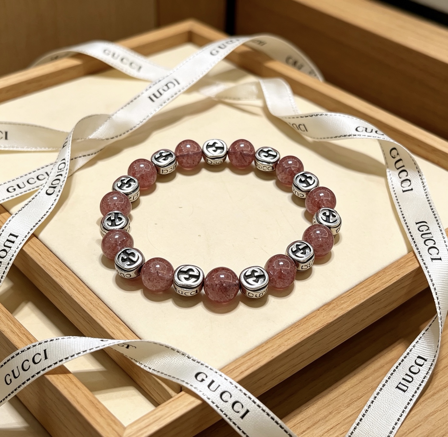 NO:767570,Batch Gucci bracelets for men and women. The latest natural strawberry crystal bracelet is of higher quality. The same style as the star Anger Forest series double g black agate crystal bracelet. Size: 16-24 cm. The details are distressed. The shiny version is not available in the market. It is not commonly made in the market. This model has been released. The best-selling model in Gucci. Very good to match clothes, high-quality jewelry, gucci, bracelet.19860909批 古驰手链男女同款 最新款天然草莓晶手链档次更高明星同款Anger Forest系列双g黑玛瑙水晶手链 尺寸:16-24厘米 细节对版做旧处理 非市面亮面版型 非市面普通做这款一直在出 古驰里面热卖款 非常好搭配衣服,饰品精品,gucci,bracelet,Jewelry
