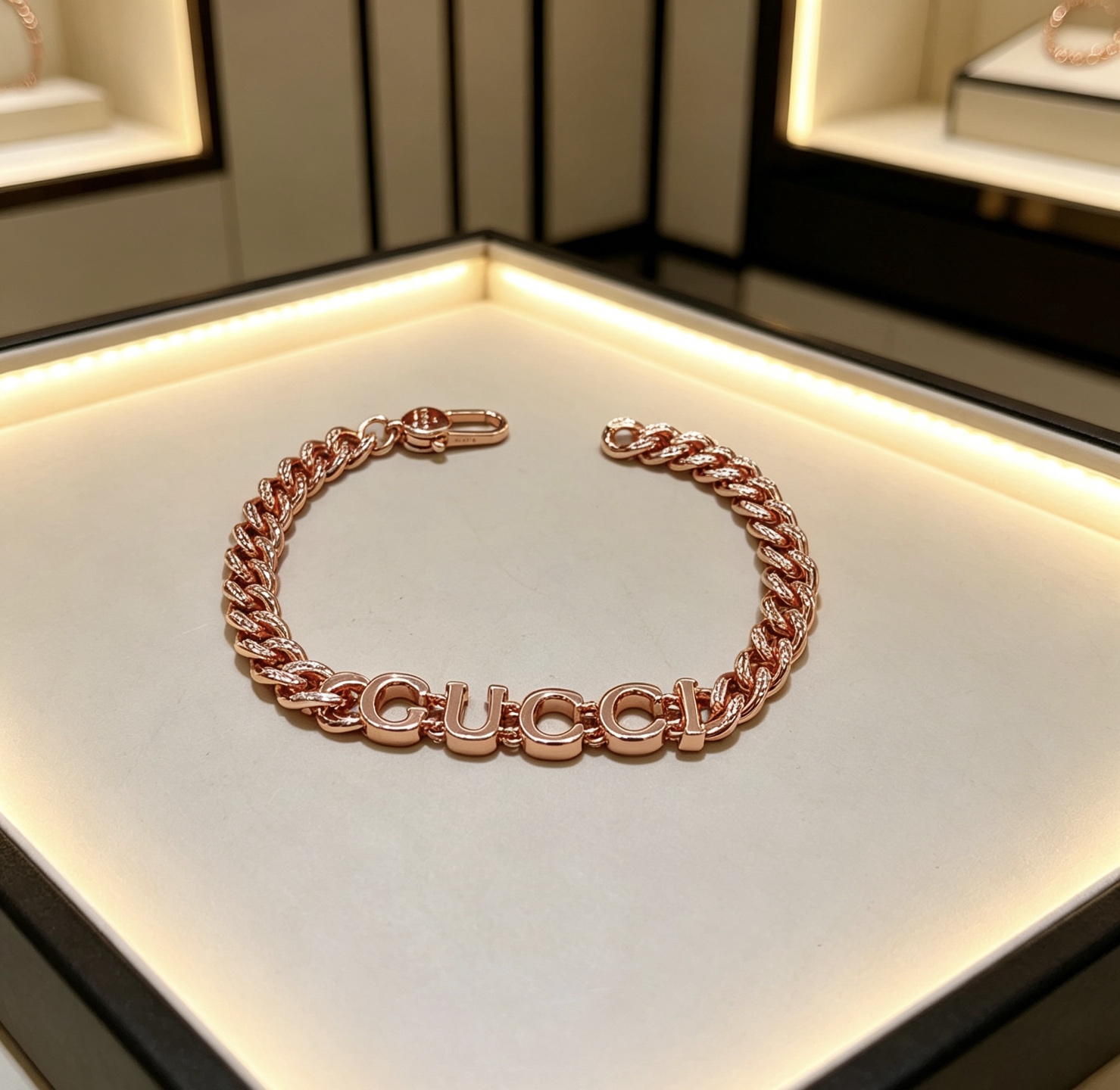 NO:767600,Batch. Gucci recommended models, the latest Gucci bracelet, the latest classic model, exquisite, no matter the style or texture, it is absolutely top-notch. You can understand the original logo at a glance. Super nice, the best choice for matching clothes, a must-have artifact for men and women. Size: 16.17.18.19.20.21.22.23 24 cm. Simple and elegant, low-key and luxurious, fine jewelry, gucci, gucci, bracelet19860909批 . 古驰推荐款 最新出炉 Gucci古驰手链最新款的经典款 精致无论款式 质感 都是绝对的顶尖feel 只要看一眼就懂了原版logo 超 nice 搭配衣服最佳的选择,男女同款必备神器 码数16.17.18.19.20.21.22.23 24厘米 简单又大气,低调显奢华,饰品精品,gucci,gucci,bracelet,Jewelry