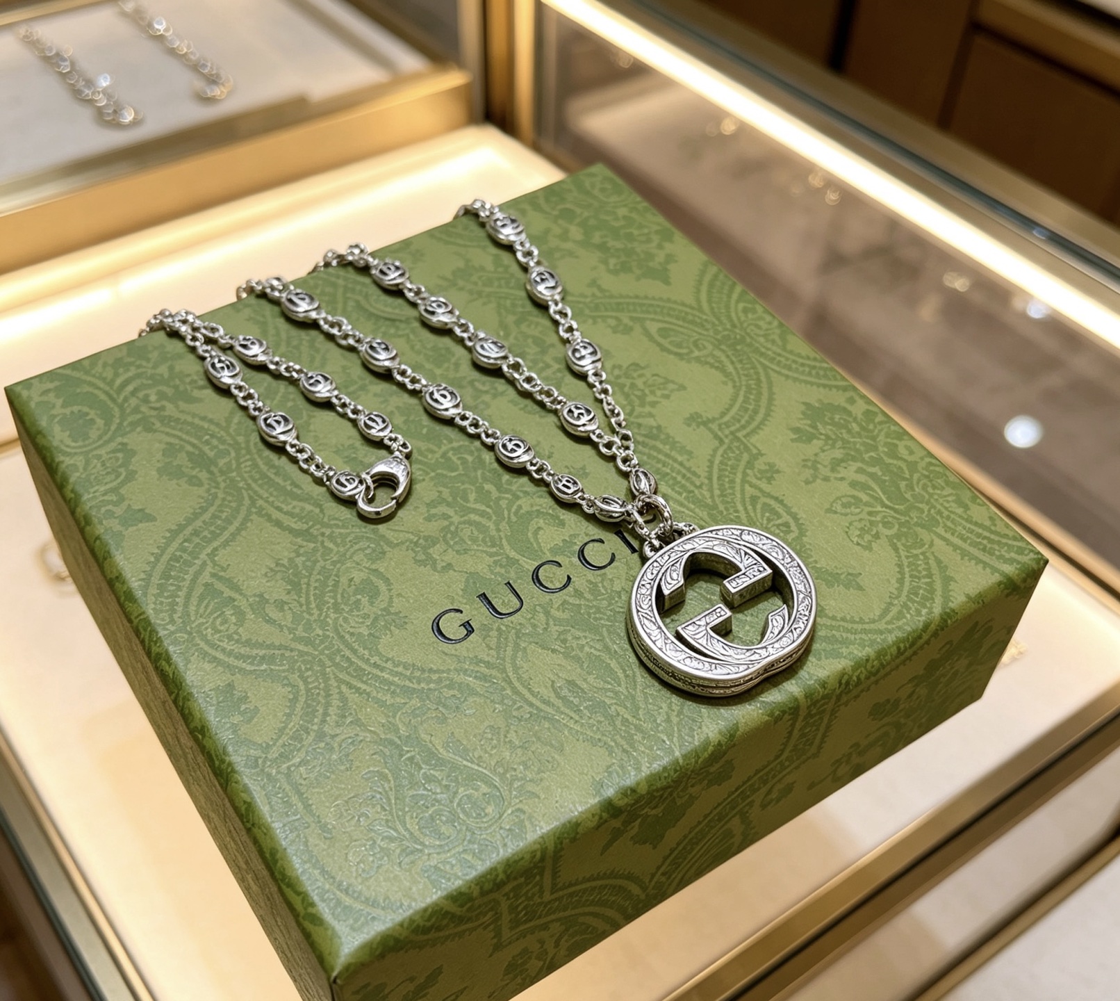 NO:767625,The latest Gucci necklace has a higher grade. The same style as the Anger Forest series double G pendant Gucci necklace for celebrities. The chain length is 60 cm and the length can be changed. The details are distressed. The glossy version is not available in the market. This one has been on the market. It is a best-selling model in Gucci. It is very good to match with trendy clothes, fine jewelry, gucci, and necklace.19860909批古驰项链最新款链条档次更高明星同款Anger Forest系列双G吊坠古驰项链 链长60厘米可改长度 细节对版做旧处理 非市面亮面版型 这款一直在出 古驰里面热卖款 非常好搭配潮流衣服,饰品精品,gucci,necklace,Jewelry