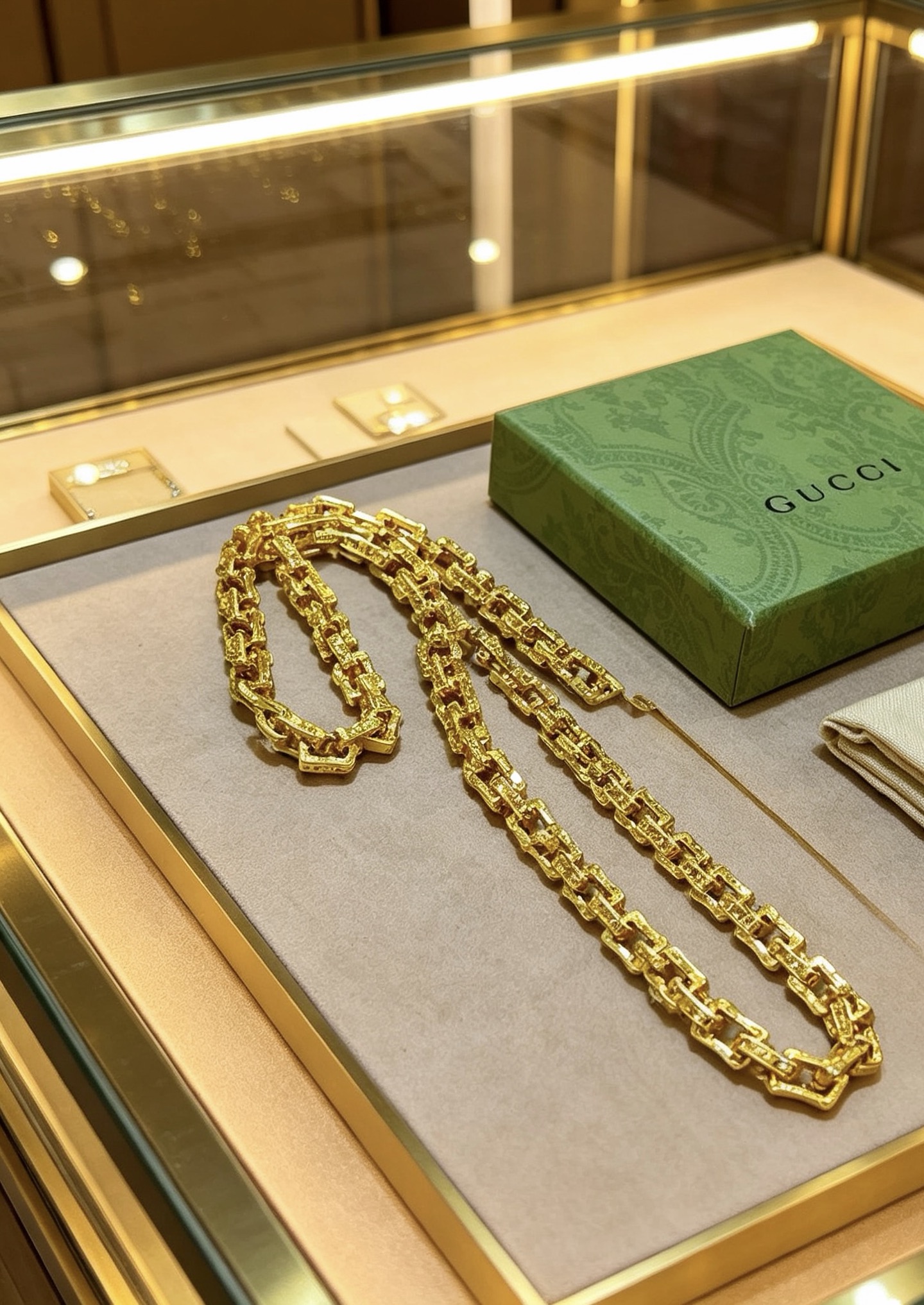 NO:767633,Batch (Luxury Style) Gucci Necklace’s latest chain has a higher grade and is the same style as the stars. It took more than a month to make it. It is exquisitely crafted and handmade to create the perfect latest style Anger Forest Series Double G Gucci Necklace. The chain length is 60 cm and the length can be changed. The details are matched with gold processing. The shiny version is not available in the market. This one has been out. It is a best-selling model in Gucci. It is very good to match with trendy clothes, fine jewelry, Gucci, necklace, gold.19860909批 (奢华款)古驰项链最新款链条档次更高明星同款.花了一个多月做出来精工细致纯手工打造完美的最新款式 Anger Forest系列双G古驰项链 链长60厘米可改长度 细节对版黄金处理 非市面亮面版型 这款一直在出 古驰里面热卖款 非常好搭配潮流衣服,饰品精品,gucci,necklace,gold,Jewelry