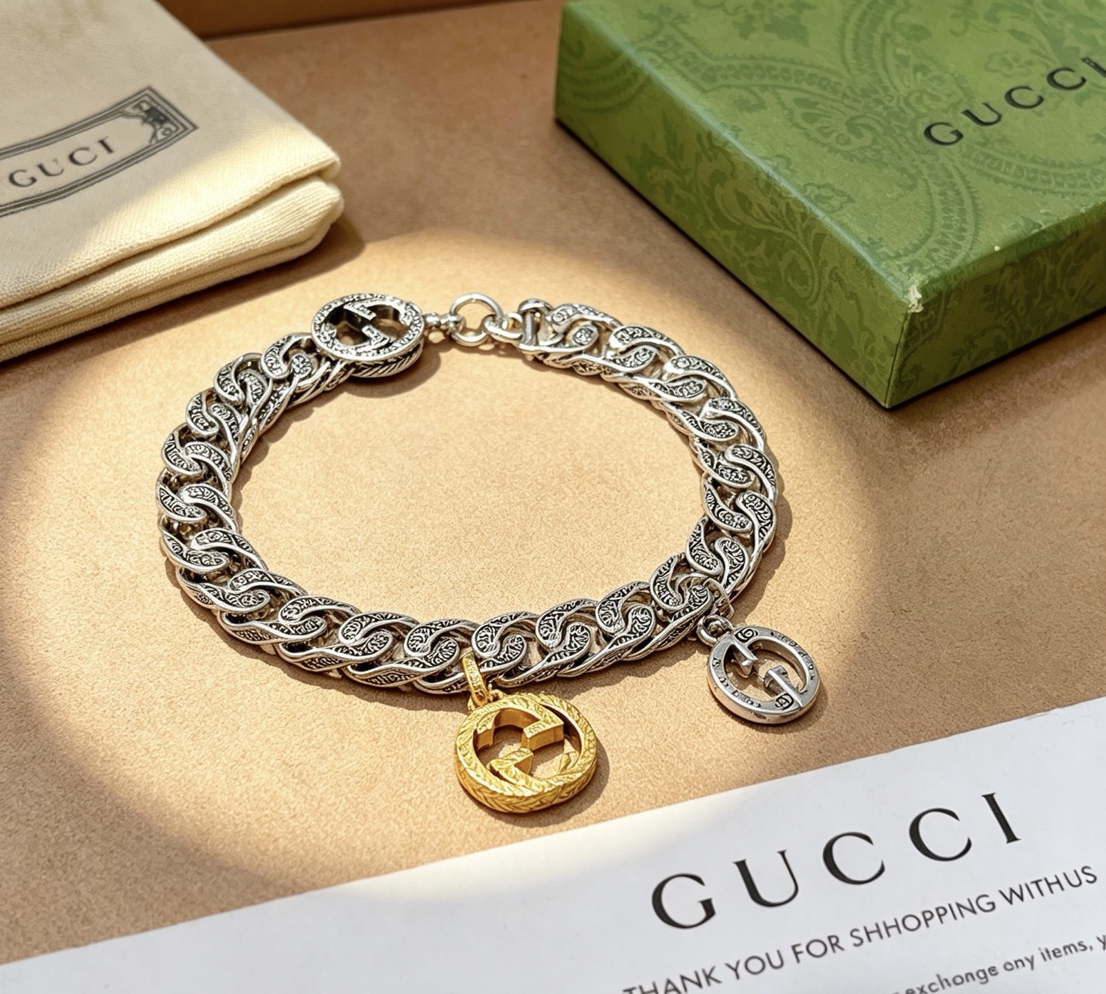 NO:767643,Batch. The latest Gucci bracelet is the latest classic model. It is exquisite regardless of style and texture. It is absolutely top-notch. You can understand the original logo at a glance. It is super nice. It is the best choice for matching clothes. It is a must-have artifact for men and women. Size 17.18.19.20.21.22.23 cm, fine jewelry, gucci, gucci, bracelet19860909批. 最新出炉 Gucci古驰手链最新款的经典款 精致无论款式 质感 都是绝对的顶尖feel 只要看一眼就懂了原版logo 超 nice 搭配衣服最佳的选择,男女同款必备神器 码数17.18.19.20.21.22.23厘米,饰品精品,gucci,gucci,bracelet,Jewelry