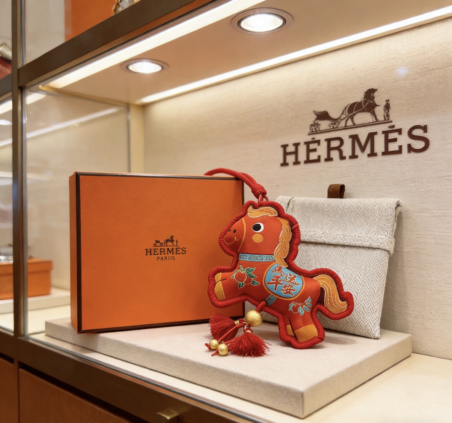 Colgante con dije de caballo Hermes Rodeo del Año Nuevo Chino Tela roja con bordado dorado Detalles decorativos en azul Herrajes de metal dorado Borlas rojas Dije de 10 cm con cordón para colgar de 8 cm