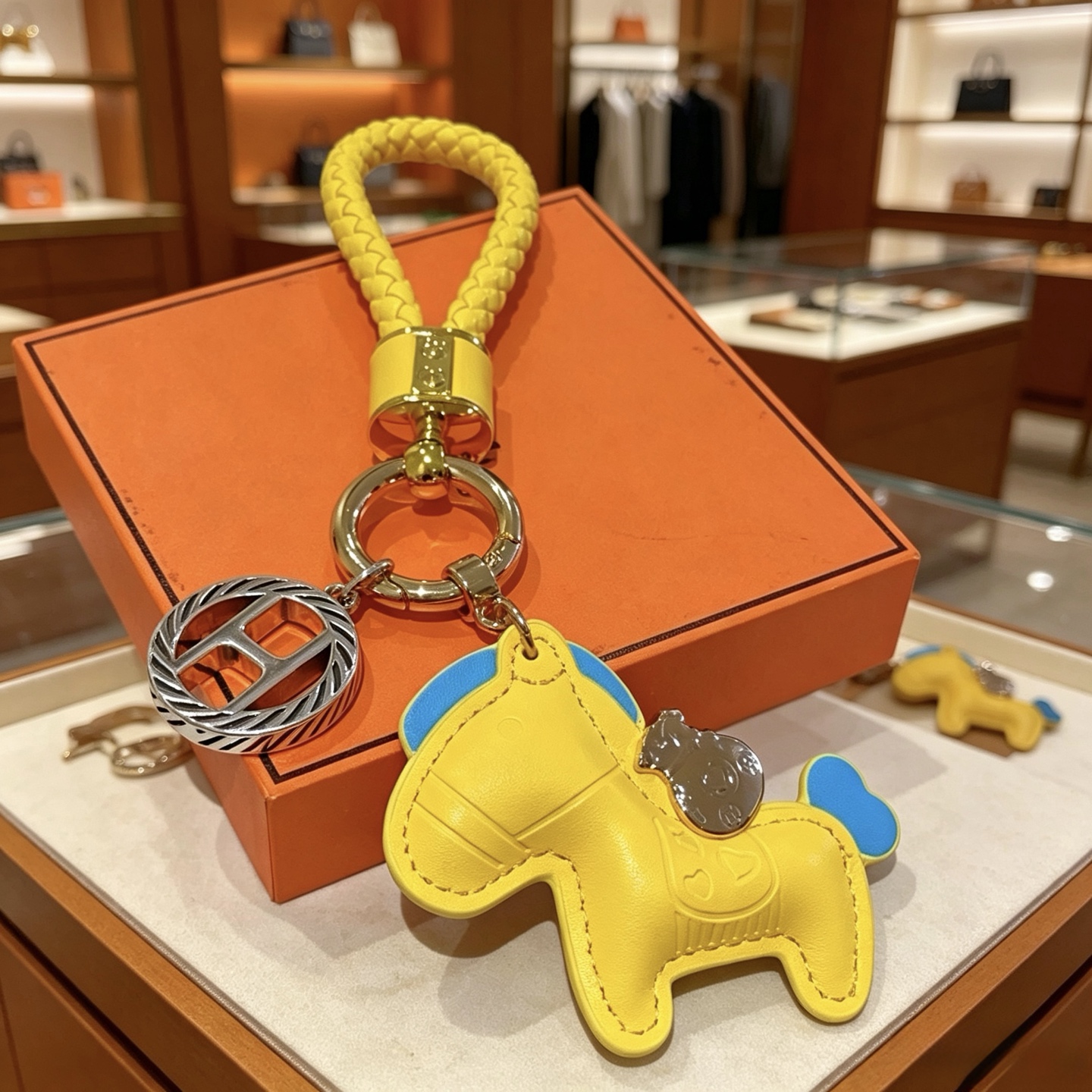 Pendentif Hermes Rodeo Braided Key Charm Cuir jaune avec accents bleus Quincaillerie en métal doré et argenté Longueur totale 12 cm