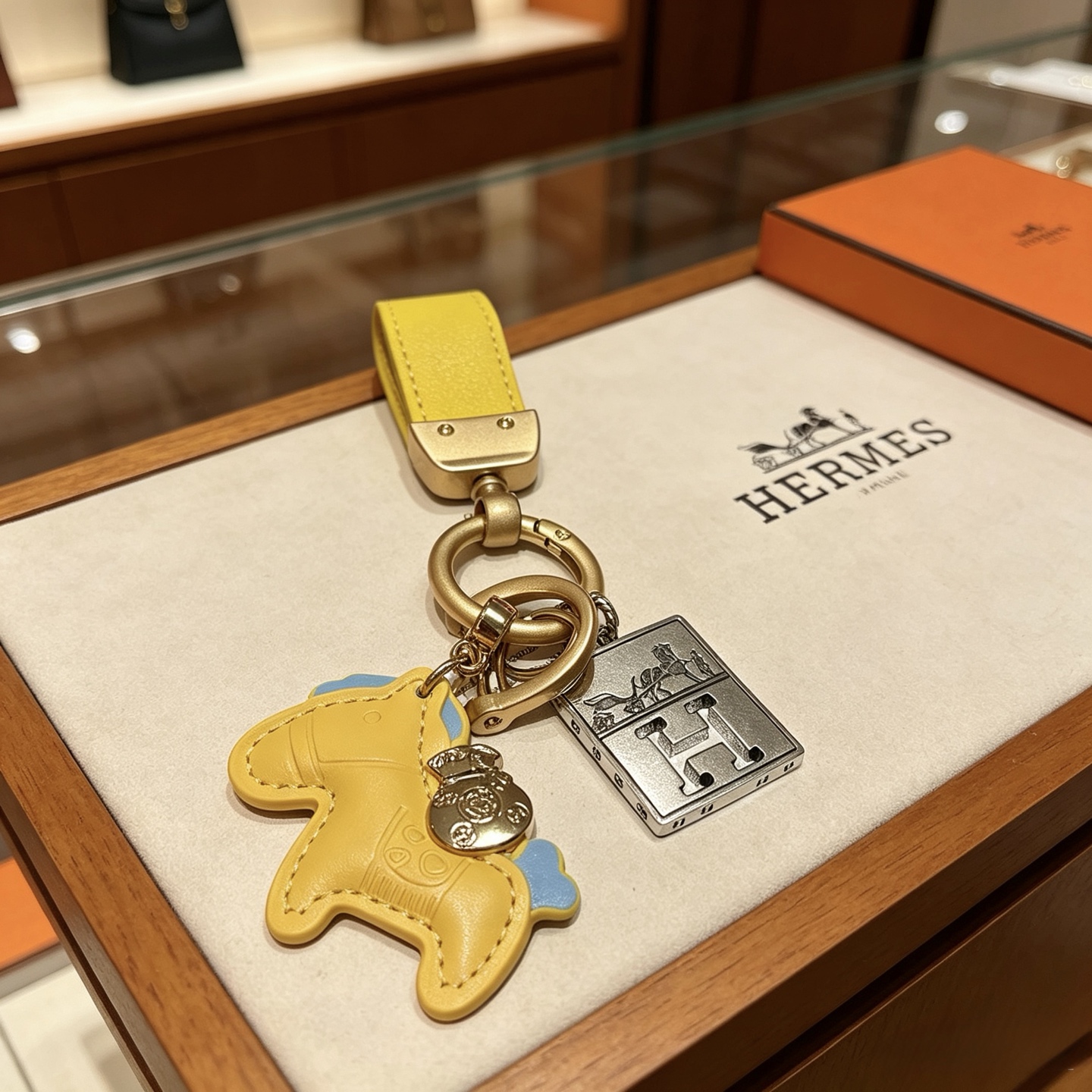 Pendentif Hermes Rodeo Horse H Logo Key Charm Quincaillerie en or mat Cuir jaune pâle avec des accents bleu clair Plaque logo H argentée Longueur totale 10 cm