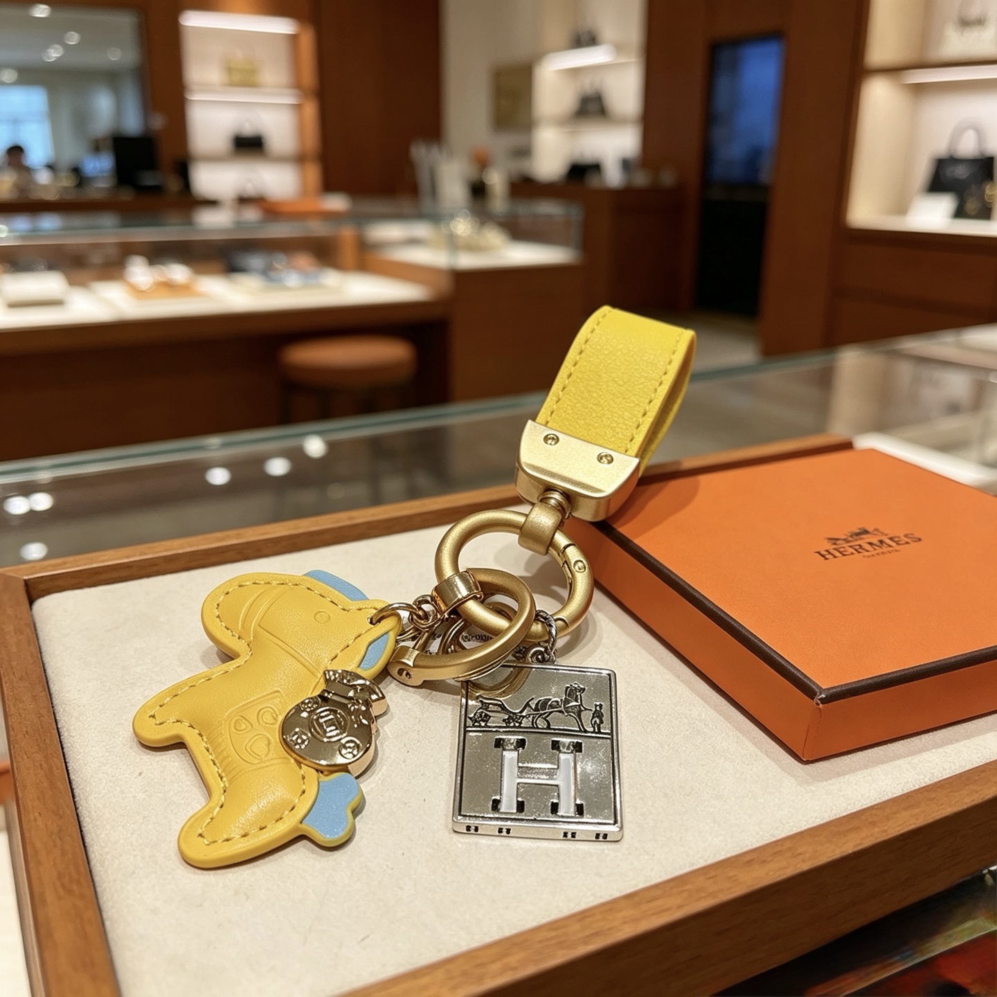 Pendentif Hermes Rodeo Horse H Logo Key Charm Quincaillerie en or mat Cuir jaune pâle avec des accents bleu clair Plaque logo H argentée Longueur totale 10 cm