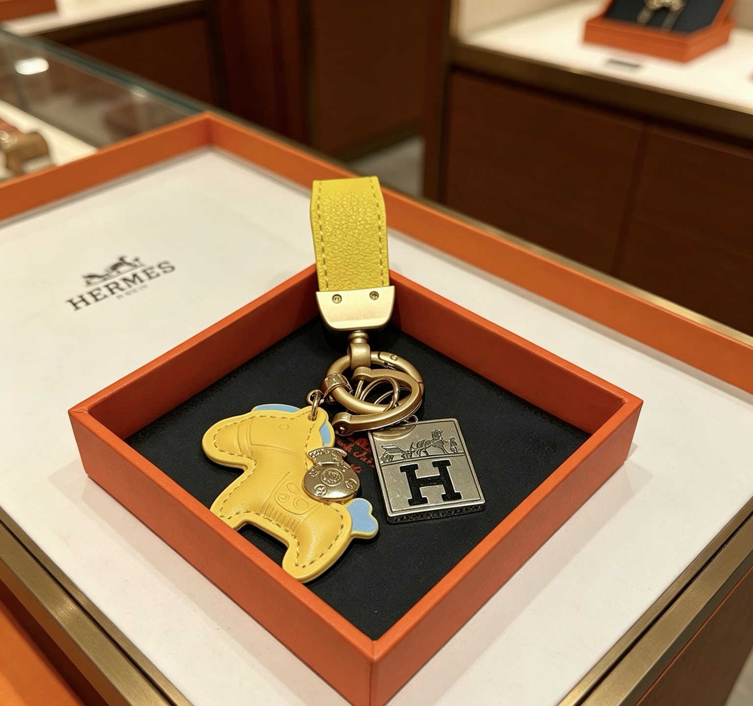 Pendentif Hermes Rodeo Horse H Logo Key Charm Quincaillerie en or mat Cuir jaune pâle avec des accents bleu clair Plaque logo H argentée Longueur totale 10 cm