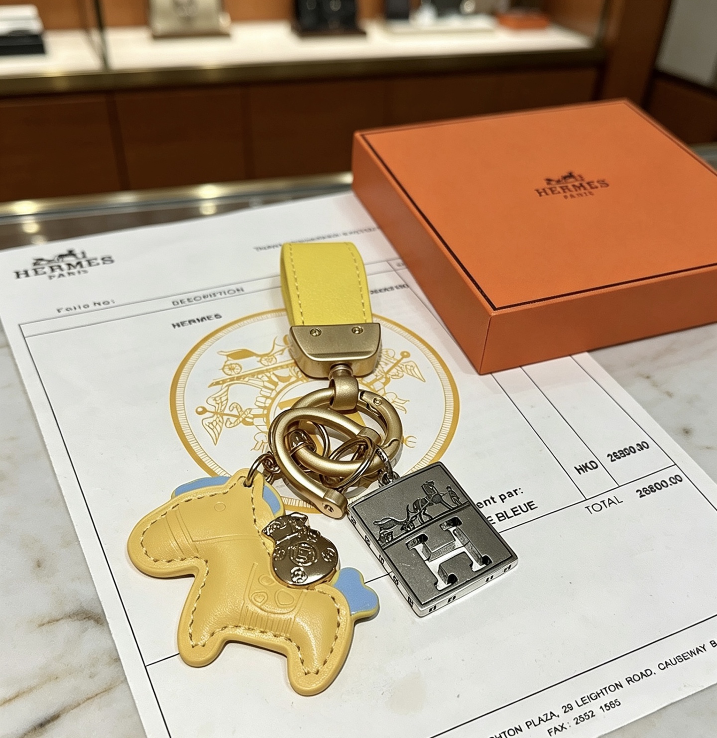 Pendentif Hermes Rodeo Horse H Logo Key Charm Quincaillerie en or mat Cuir jaune pâle avec des accents bleu clair Plaque logo H argentée Longueur totale 10 cm