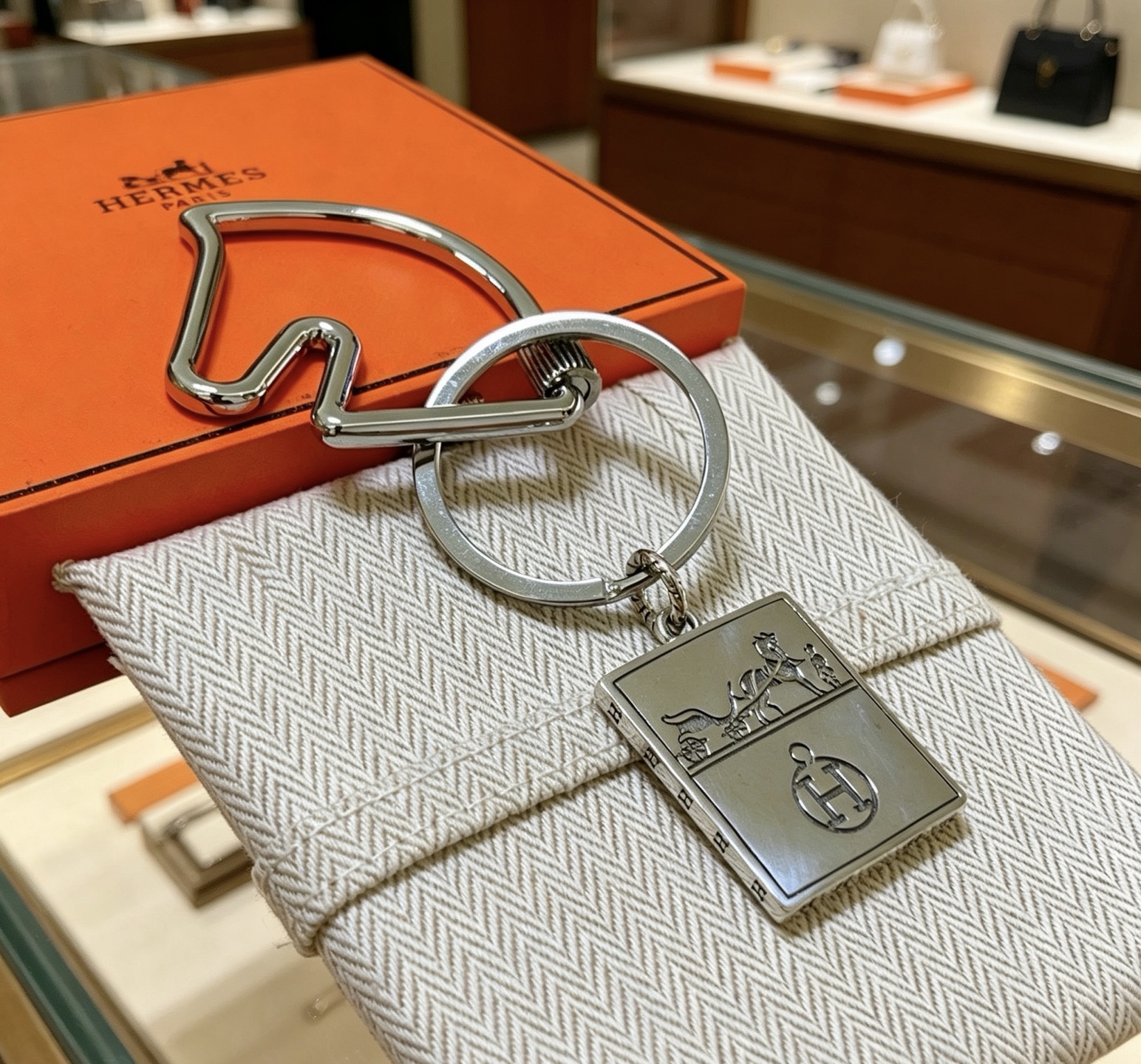 Ciondolo Hermes Caleche H Logo Key Charm in metallo argentato palladio, lunghezza totale 9 cm