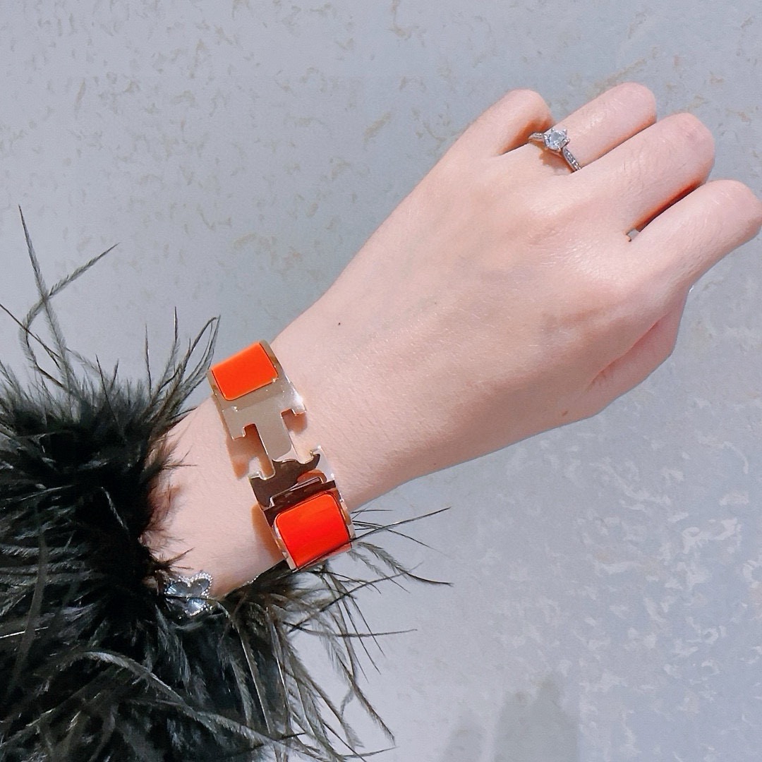 Bracelet Hermes Clic Clac H métal doré et émail orange vif 18 mm
