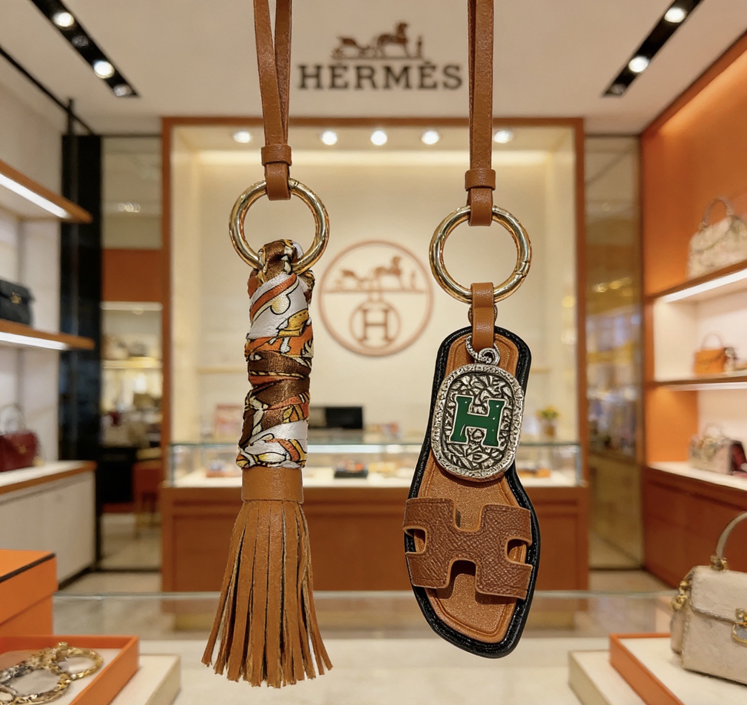 Hermes Oran Sandalo Borsa con nappa Ciondolo con ciondolo Metallo color oro pelle marrone seta stampata multicolore pelle marrone smalto verde metallo color argento finiture in pelle nera lunghezza totale 12 cm