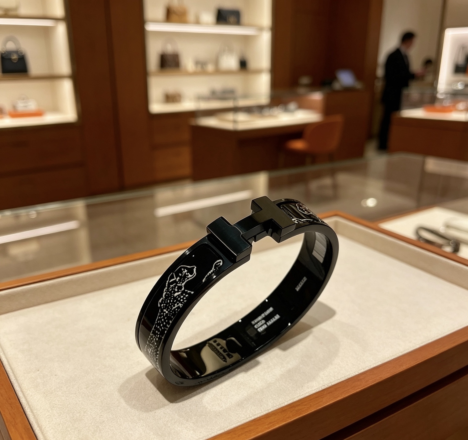Bracciale Hermes Clic H Panthere de Cartier in metallo nero con dettagli in smalto bianco pantera 17