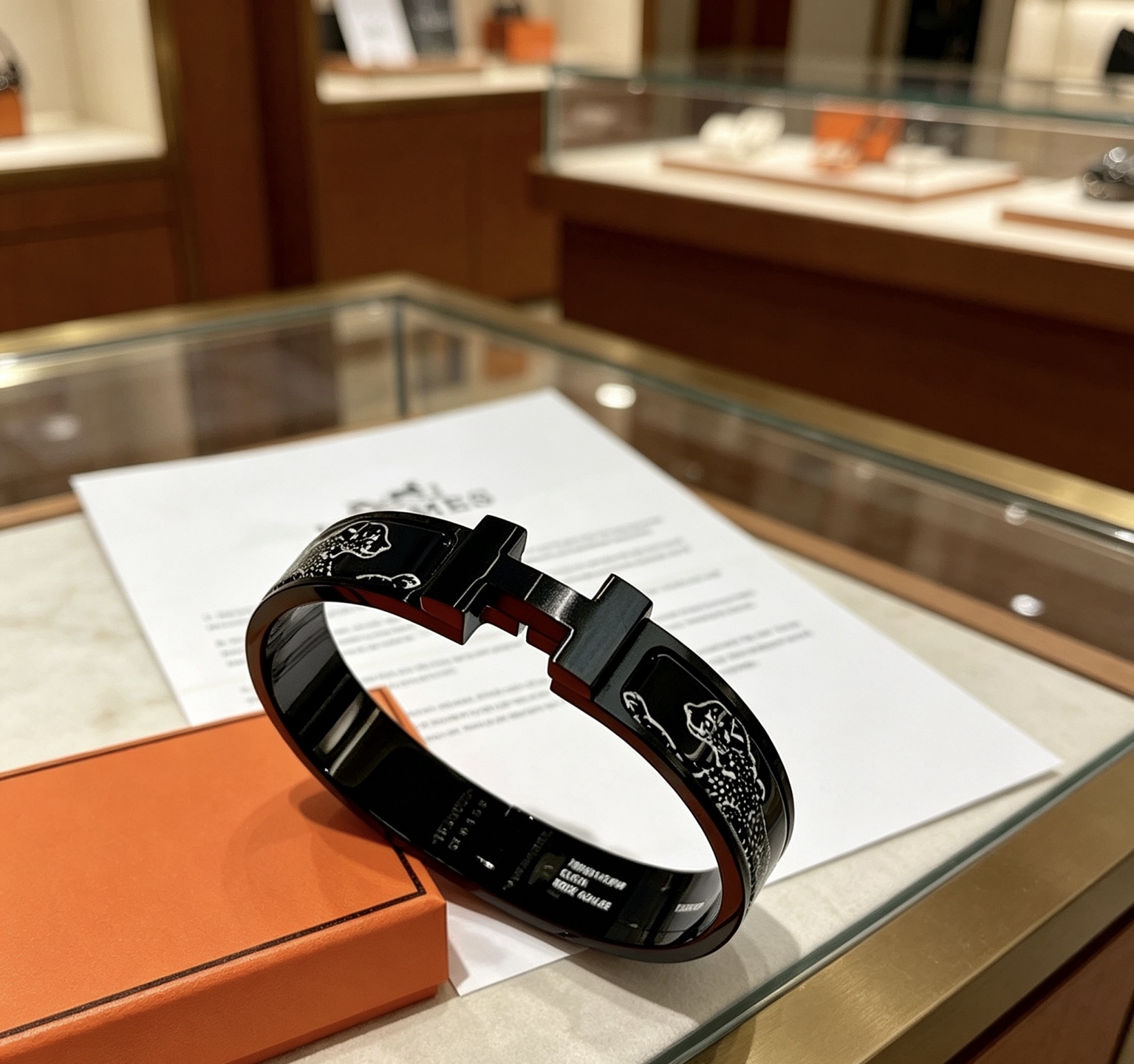 Bracciale Hermes Clic H Panthere de Cartier in metallo nero con dettagli in smalto bianco pantera 17
