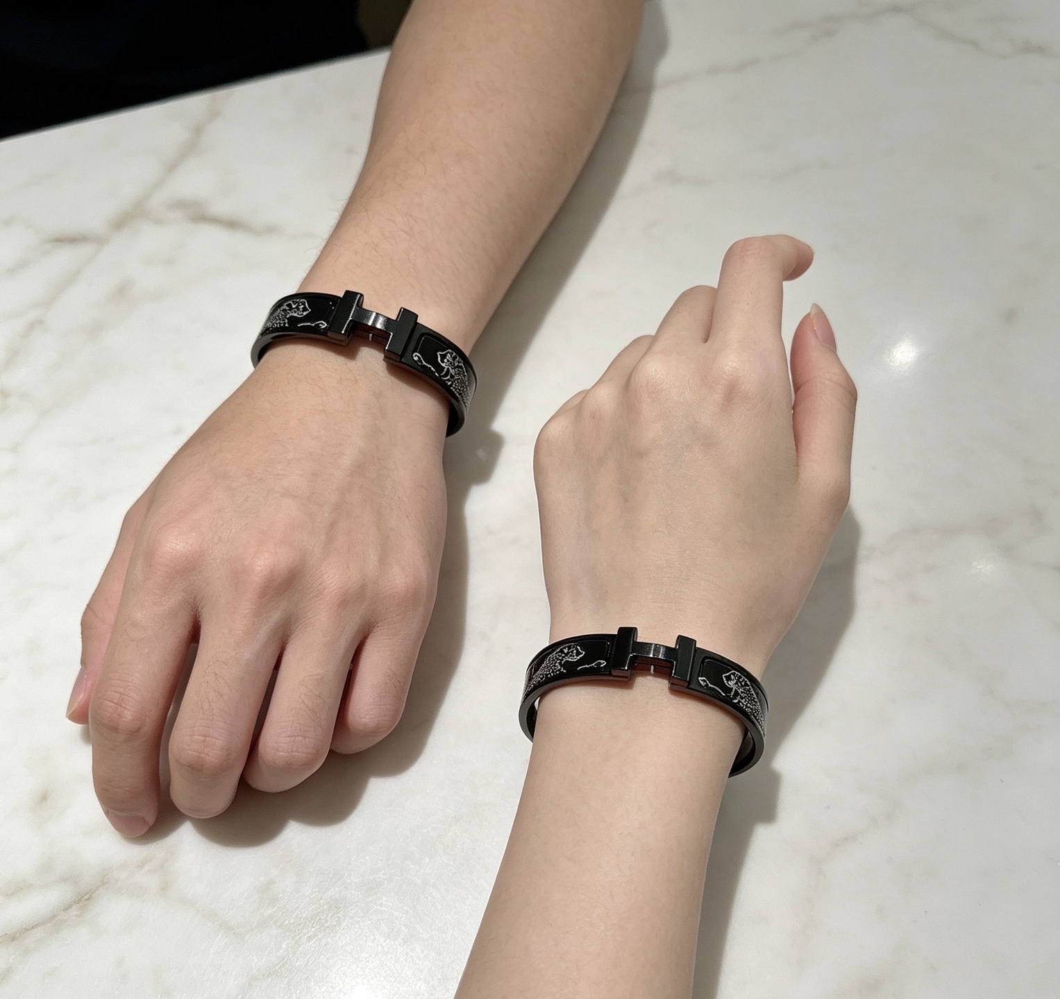 Bracciale Hermes Clic H Panthere de Cartier in metallo nero con dettagli in smalto bianco pantera 17