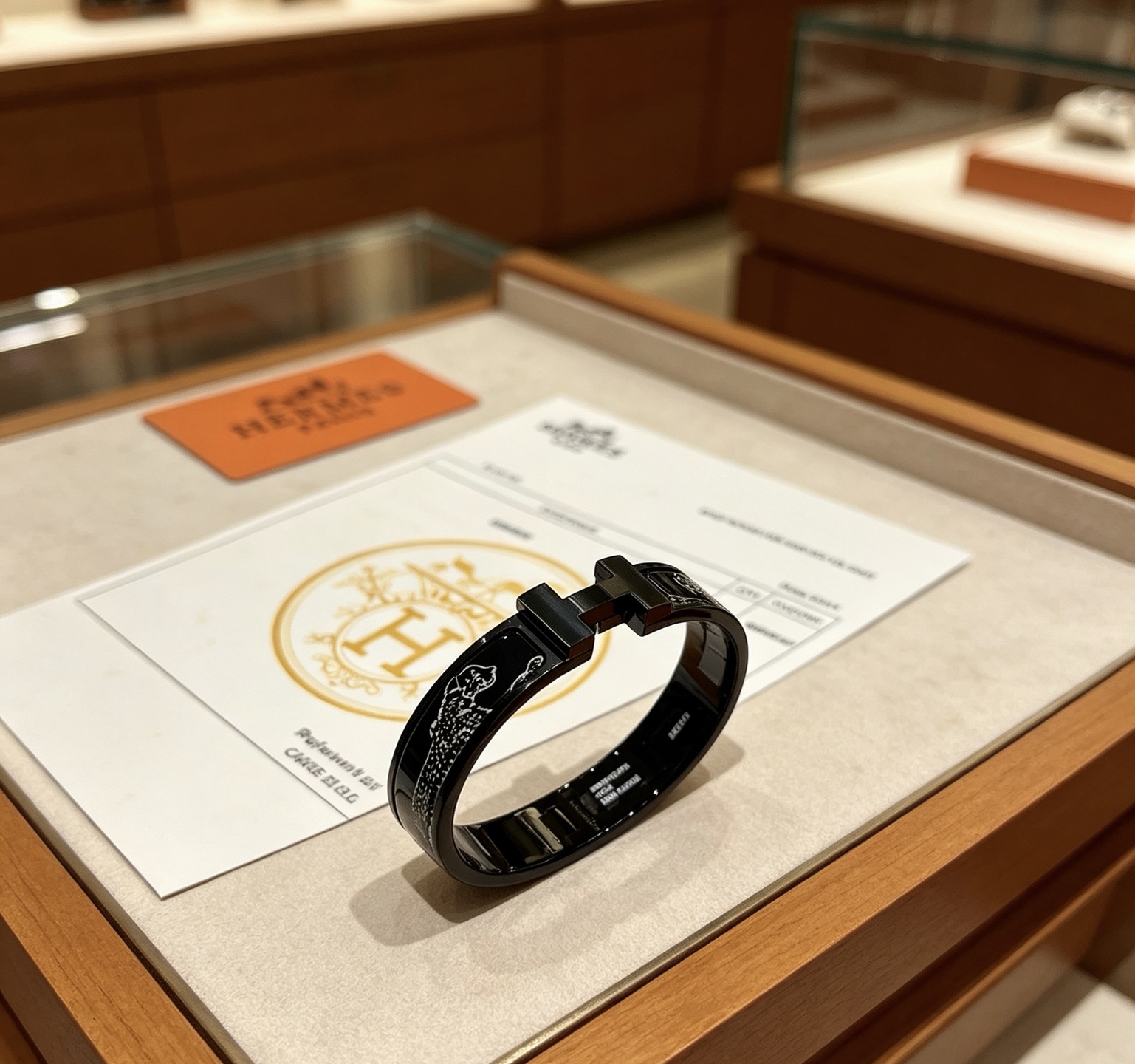 Bracciale Hermes Clic H Panthere de Cartier in metallo nero con dettagli in smalto bianco pantera 17