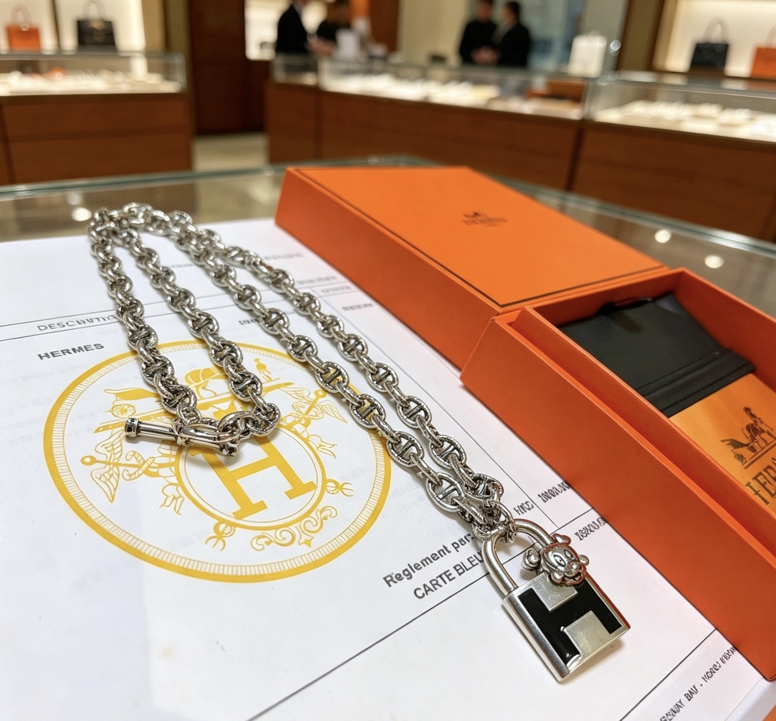 Hermes Cadenas H Lock Mickey Pendant Chaine d Ancre collier métal argenté et émail noir 50cm