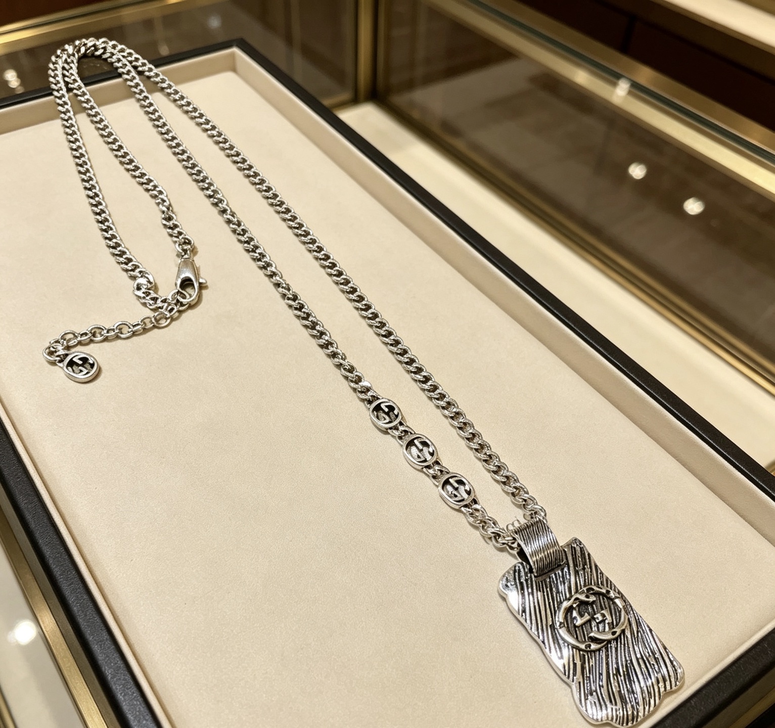 NO:818253,Batch New product launches are not popular until they are released. Douyin is the first choice for Internet celebrities to bring goods. The latest chain of Gucci necklaces is of higher quality. The same style as the Anger Forest series double G design concept retro necklace for celebrities. It makes high-end clothes more elegant and more brand-like and personalized when going out. The details are distressed. Non-market glossy version. This one has been released. The best-selling model in Gucci. Very easy to match, high-quality jewelry, gucci, necklace.19860909批  新品发布不爆不发 抖音带货网红首选 古驰项链最新款链条档次更高明星同款Anger Forest系列双g设计理念复古项链 让高档的衣服搭配更有气质 出去更有牌面和个性 细节对版做旧处理 非市面亮面版型 这款一直在出 古驰里面热卖款 非常好搭配,饰品精品,gucci,necklace,Jewelry