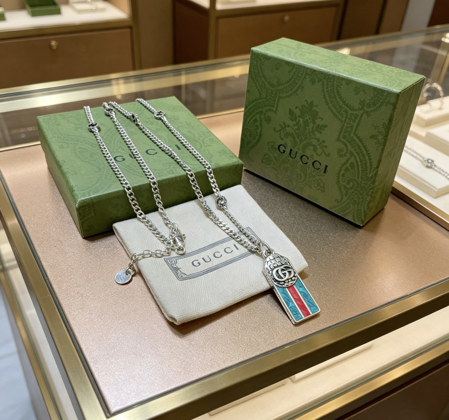NO:818213,A batch of new products are released. The latest chain of Gucci necklaces is of higher quality. The same style as the star's Anger Forest series. Double G classic model. Co-branded design concept necklace series. Retro silver necklace. The details are distressed. The non-market shiny version. This one has been released. It is the best-selling model in Gucci. It goes well with trendy clothes, fine jewelry, gucci, and necklace.19860909批新品发布 古驰项链最新款链条档次更高明星同款Anger Forest系列双G经典款联名设计理念项链系列复古银项链 细节对版做旧处理 非市面亮面版型 这款一直在出 古驰里面热卖款 非常好搭配潮流衣服,饰品精品,gucci,necklace,Jewelry
