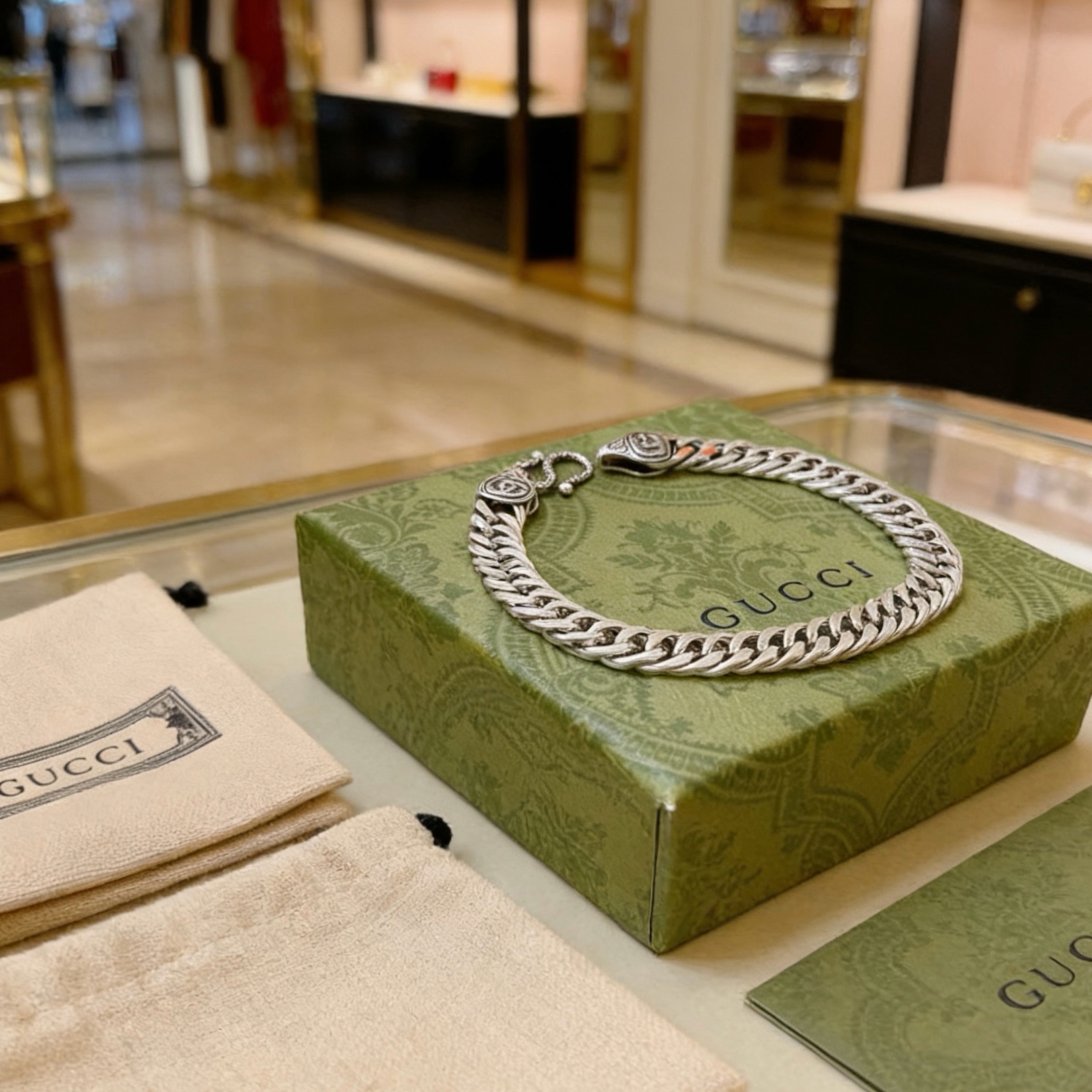 NO:818227,Batch. The latest Gucci bracelet is the latest classic model. It is exquisite regardless of style and texture. It is absolutely top-notch. You can understand the original logo at a glance. It is super nice and the best choice for matching clothes. It is a must-have artifact for men and women. Size 18.20.22., jewelry boutique, gucci, gucci, bracelet19860909批.最新出炉 Gucci古驰手链最新款的经典款 精致无论款式 质感 都是绝对的顶尖feel 只要看一眼就懂了原版logo 超 nice 搭配衣服最佳的选择,男女同款必备神器 码数18.20.22.,饰品精品,gucci,gucci,bracelet,Jewelry