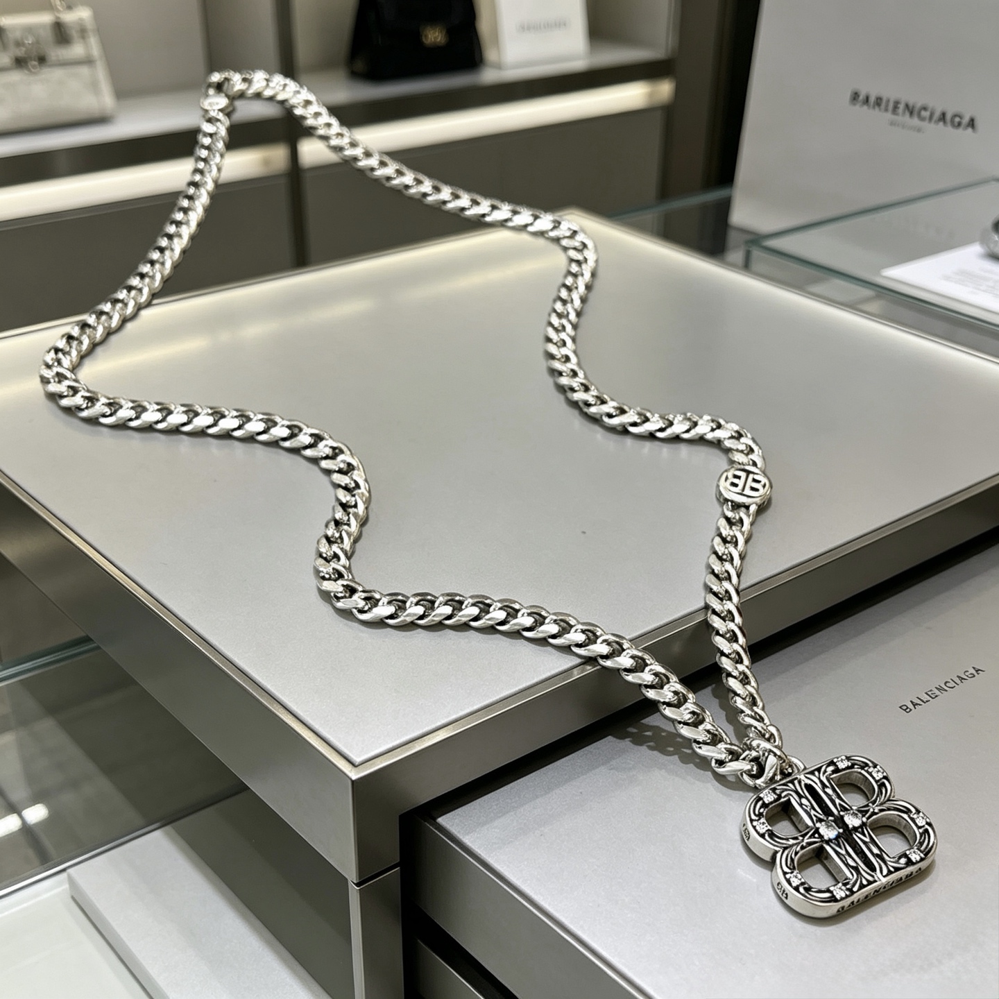 NO:818236,Batch original single goods new products Balenciaga necklace Balenciaga new necklace counter consistent fine details workmanship every detail process in place fine design craftsmanship hot models shipped unique design retro style Balenciaga necklace, jewelry boutique, balenciaga, balenciaga, necklace19860909批 原单货新品 巴黎世家项链 Balenciaga 新款项链专柜一致 细节做工精细 每个细节流程到位 设计工艺精细 火爆款出货 设计独特 复古风格 巴黎世家项链,饰品精品,balenciaga,balenciaga,necklace,Jewelry
