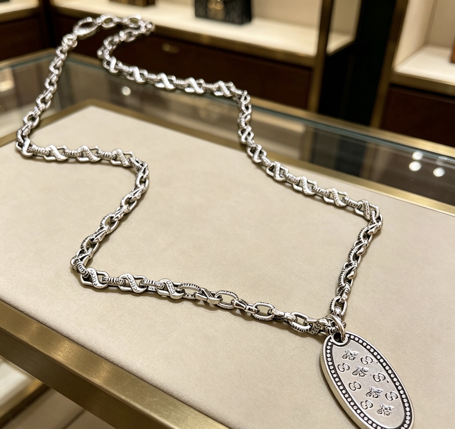 NO:818255,The latest Gucci necklace has a higher grade. The same style as the Anger Forest series double G co-branded Gucci necklace for celebrities. The chain length is 60 cm and the length can be changed. The details are distressed. The glossy version is not available in the market. This one has been on the market. It is a best-selling model in Gucci. It is very good to match with trendy clothes, fine jewelry, gucci, necklace.19860909批古驰项链最新款链条档次更高明星同款Anger Forest系列双G联名古驰项链 链长60厘米可改长度 细节对版做旧处理 非市面亮面版型 这款一直在出 古驰里面热卖款 非常好搭配潮流衣服,饰品精品,gucci,necklace,Jewelry