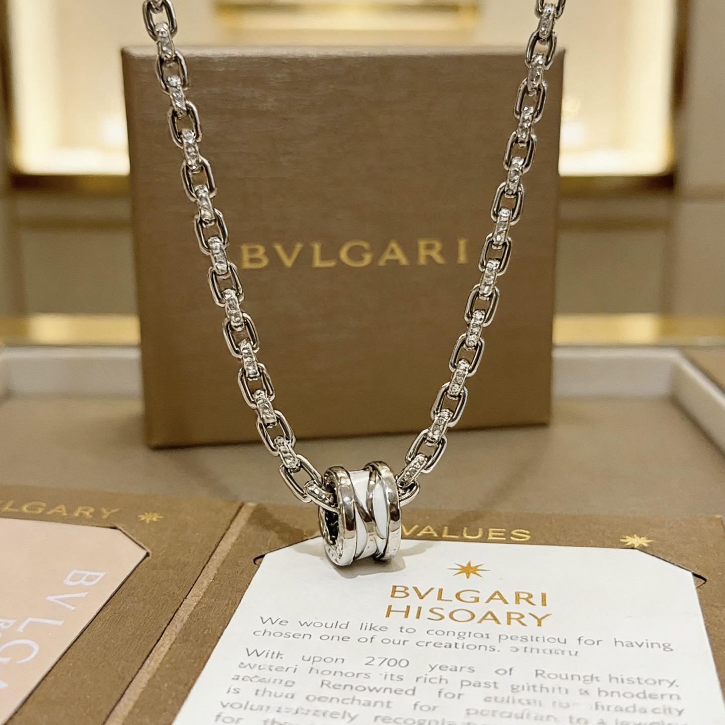 NO:818259,Batch Bulgari necklace V gold material BVLGARI BVLGARI DIVAS’ DREAM series The appearance is perfect, the details are invincible, the unique color is completely impeccable, and it is decorated with a classic ring shape design, which is simple yet elegant and eye-catching. The combination of V gold is more elegant, and the upper body is elegant and attractive. Same style for men and women. Bvlgari necklaces, jewelry boutiques, bottega veneta, bvlgari, bvlgari, necklace19860909批 宝格丽项链V金材质 BVLGARI宝格丽 DIVAS‘ DREAM 系列 品相完美,细节无敌,那种独特的色泽完全无可挑剔,再缀以经典指环外形设计,简约之余却又优雅夺目,V金的组合更显气色,上身雅致动人.男女同款 宝格丽项链,饰品精品,bottega veneta,bvlgari,bvlgari,necklace,Jewelry